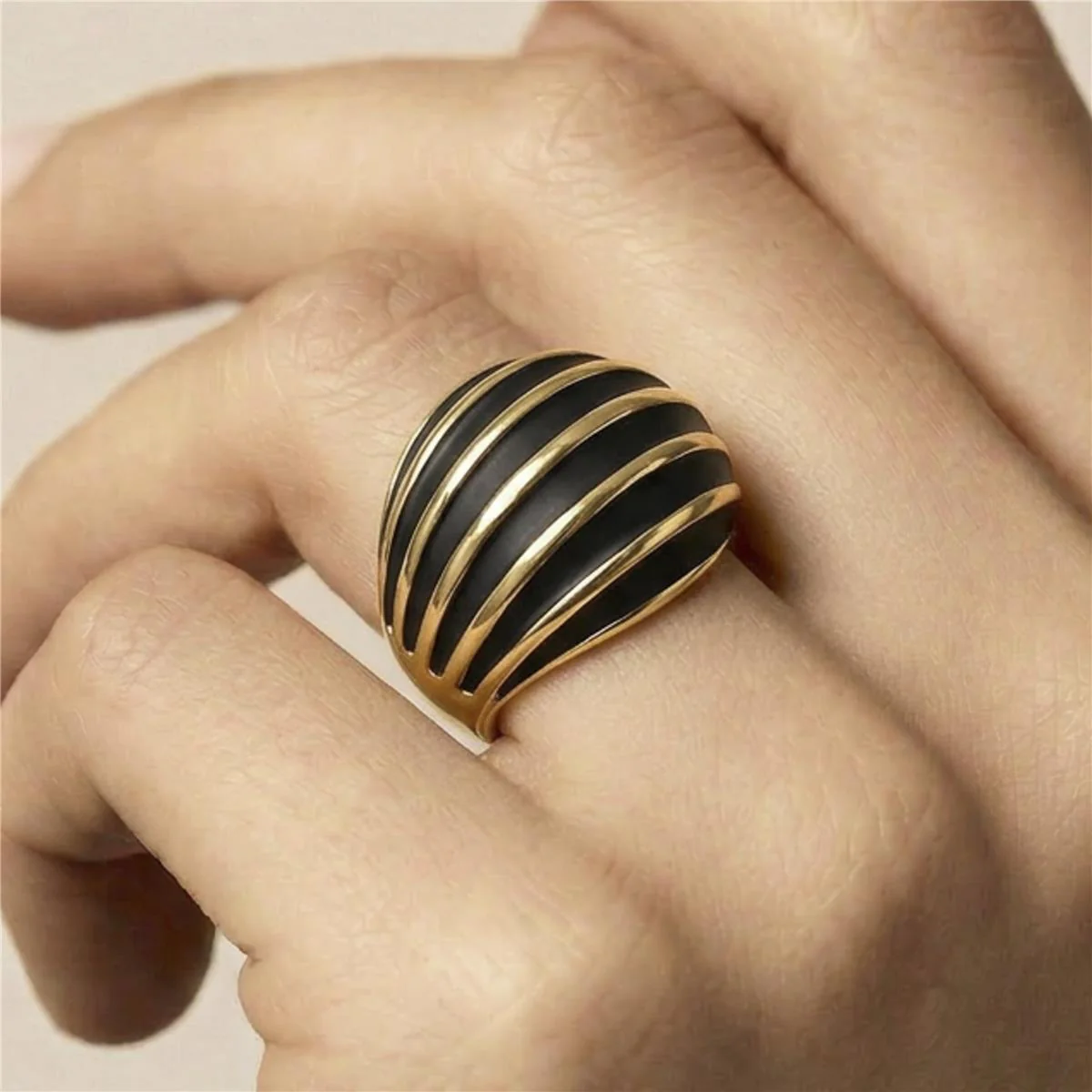 Anillo de Lacado Negro acabado en oro amarillo de 18k - Belin - Image 6