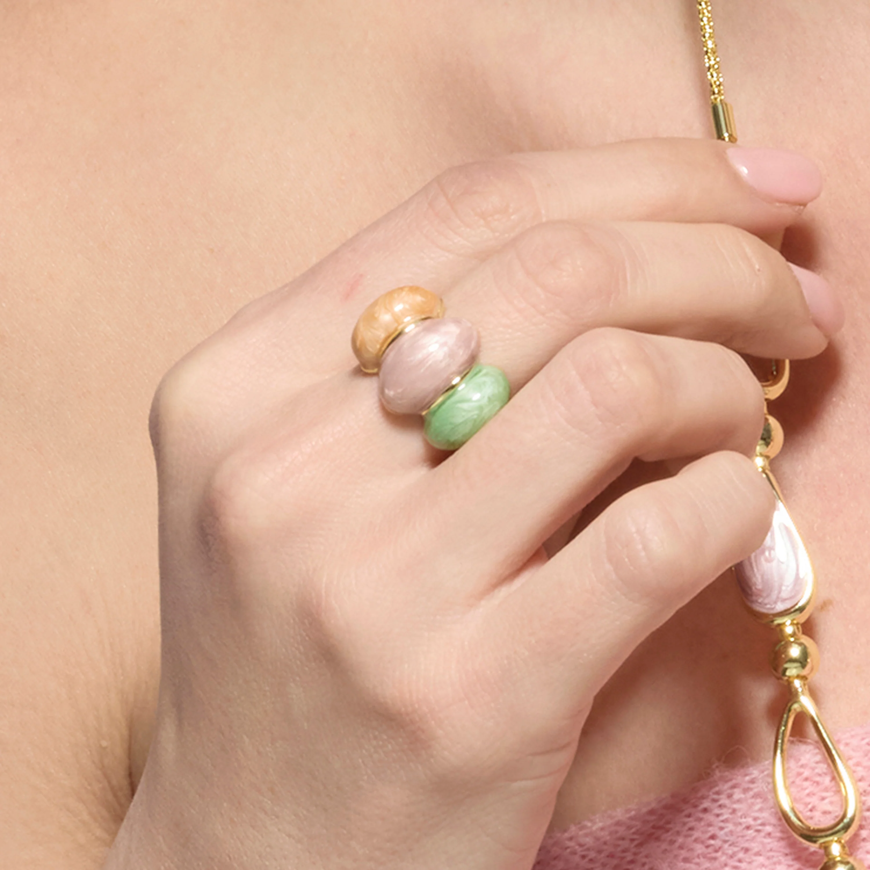 Anillo Ismaly de Resina Rosa acabado oro amarillo de 18k - Image 3