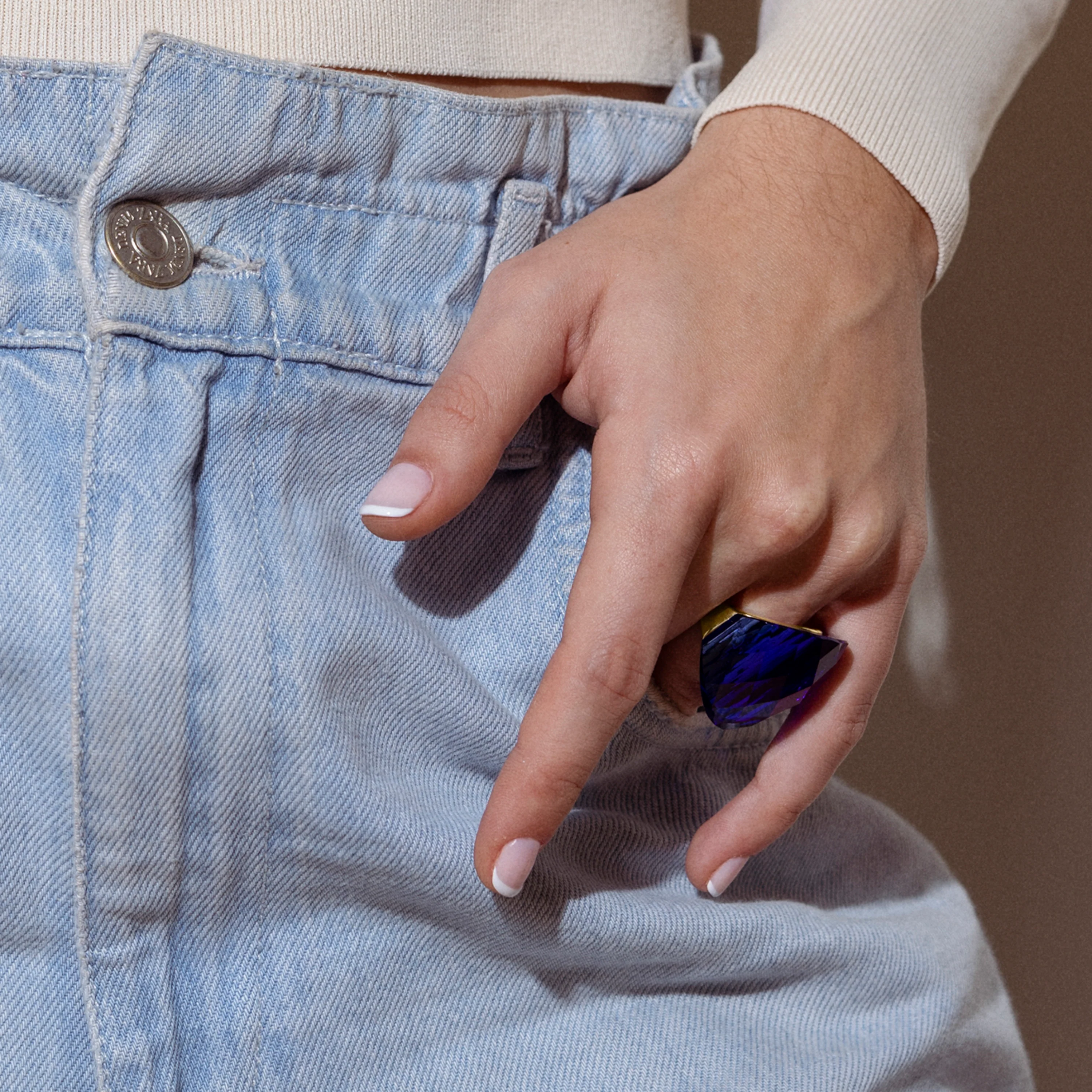 Anillo de Cuarzo Hidrotermal Lapislazuli acabado en oro amarillo 18K - Konsil - Image 4