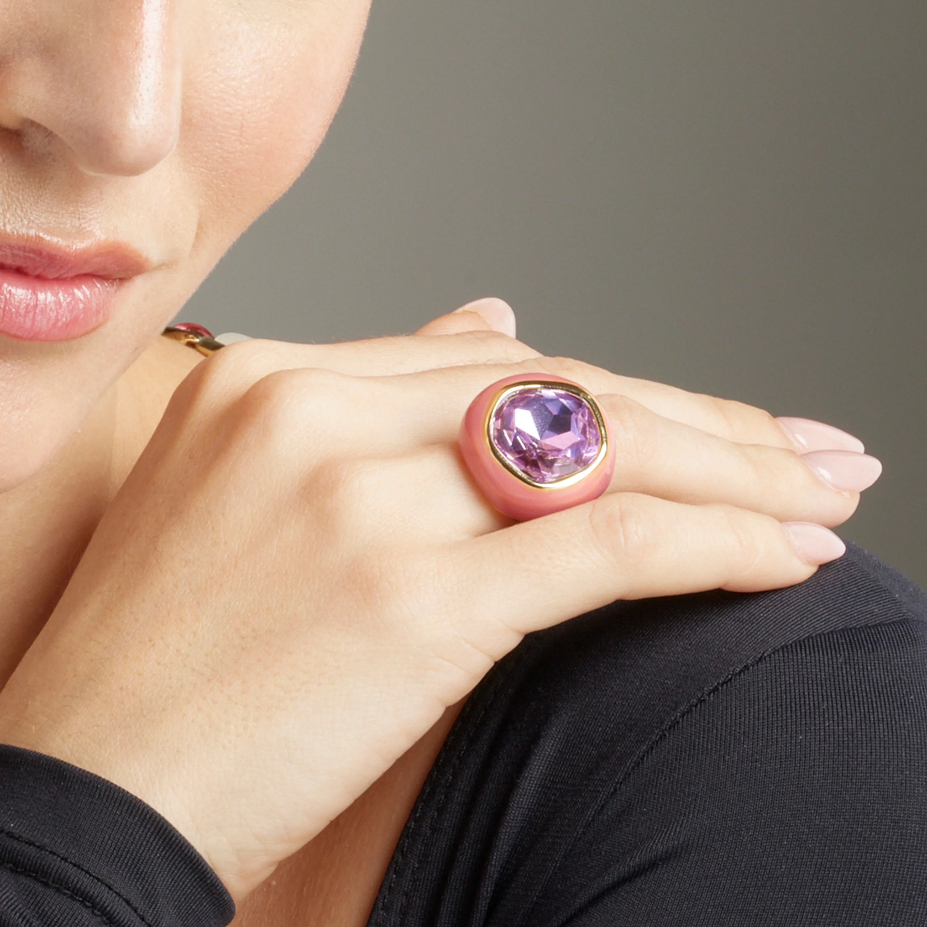Anillo de Cristal Morado acabado en oro amarillo 18K - Mantis - Image 3