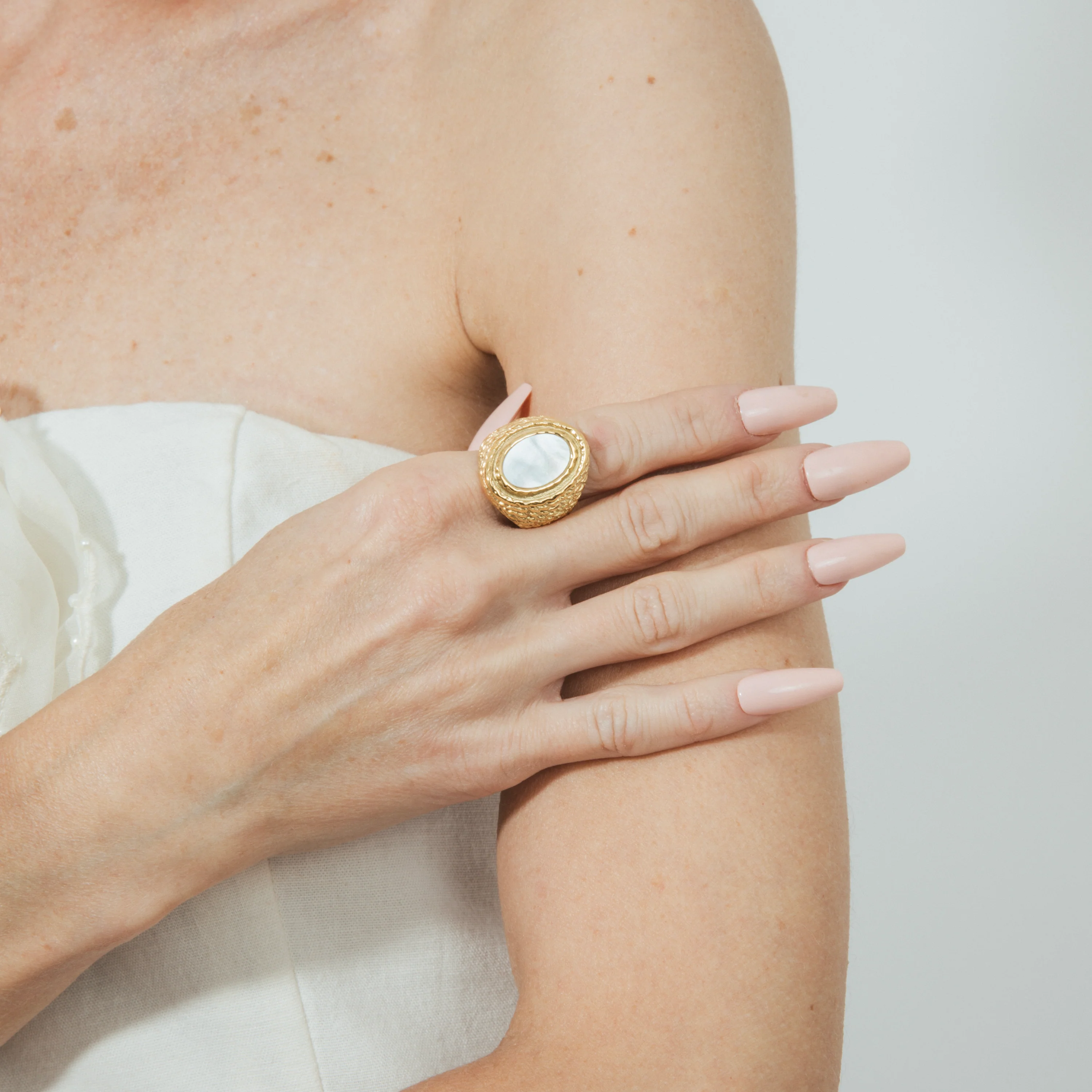 Anillo de Madreperla Blanca acabado en oro amarillo 18k - Mysdan - Image 6