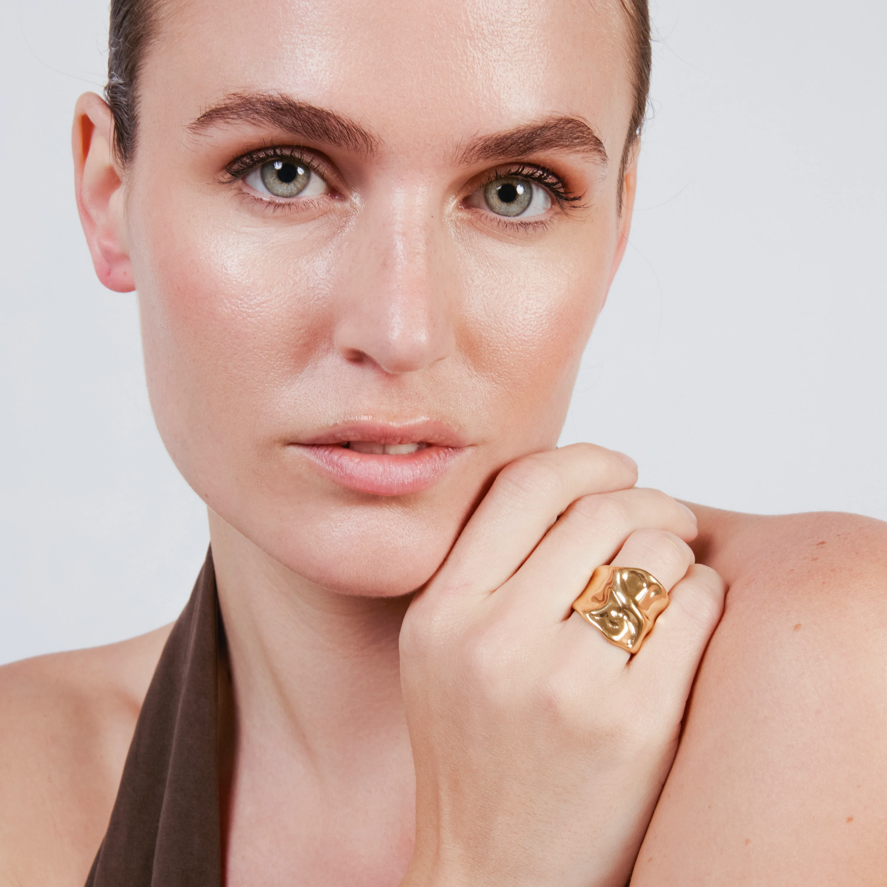 Anillo acabado en oro amarillo de 18k - Suodja - Image 4