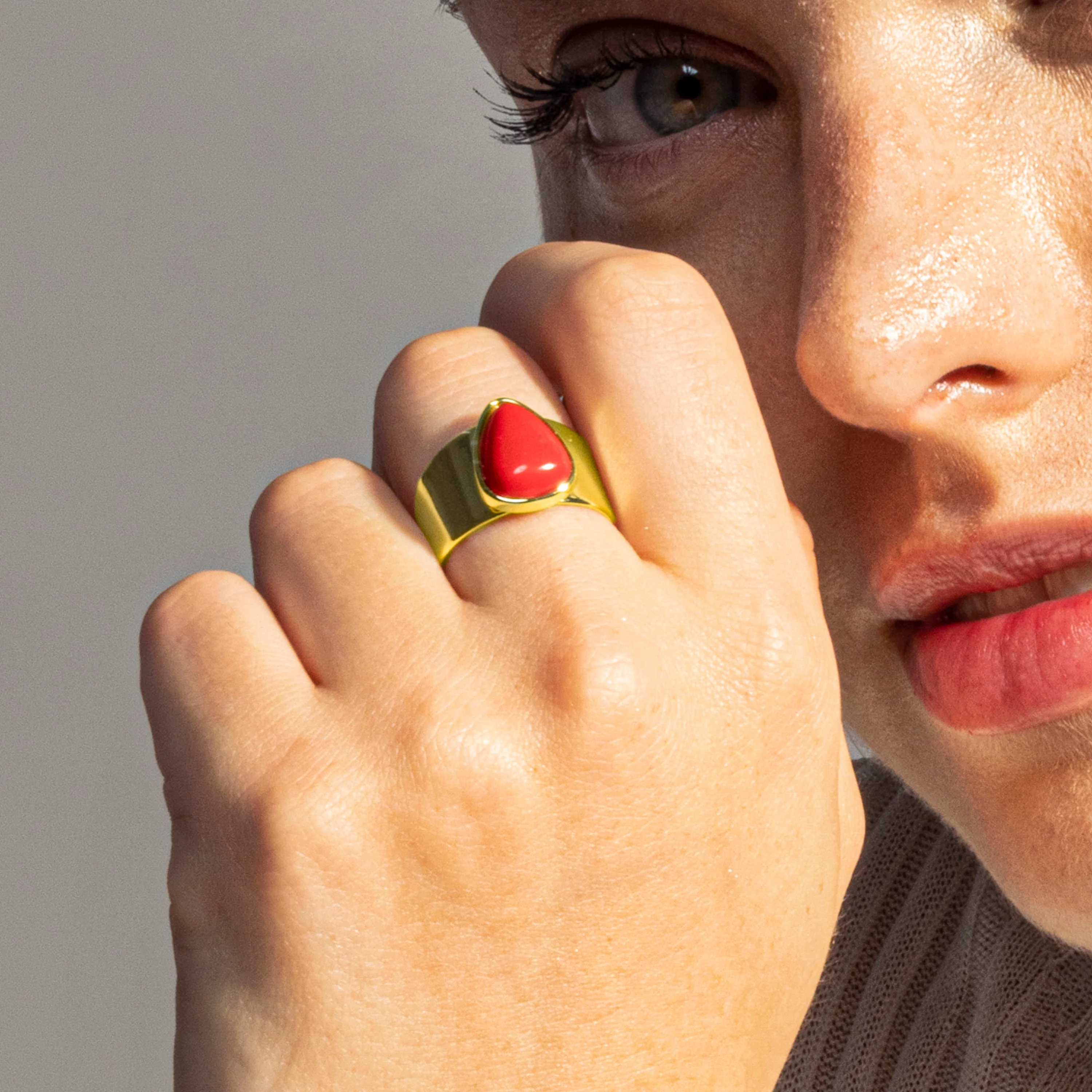 Anillo de Coral acabado en oro amarillo 18K - Sheak - Image 4