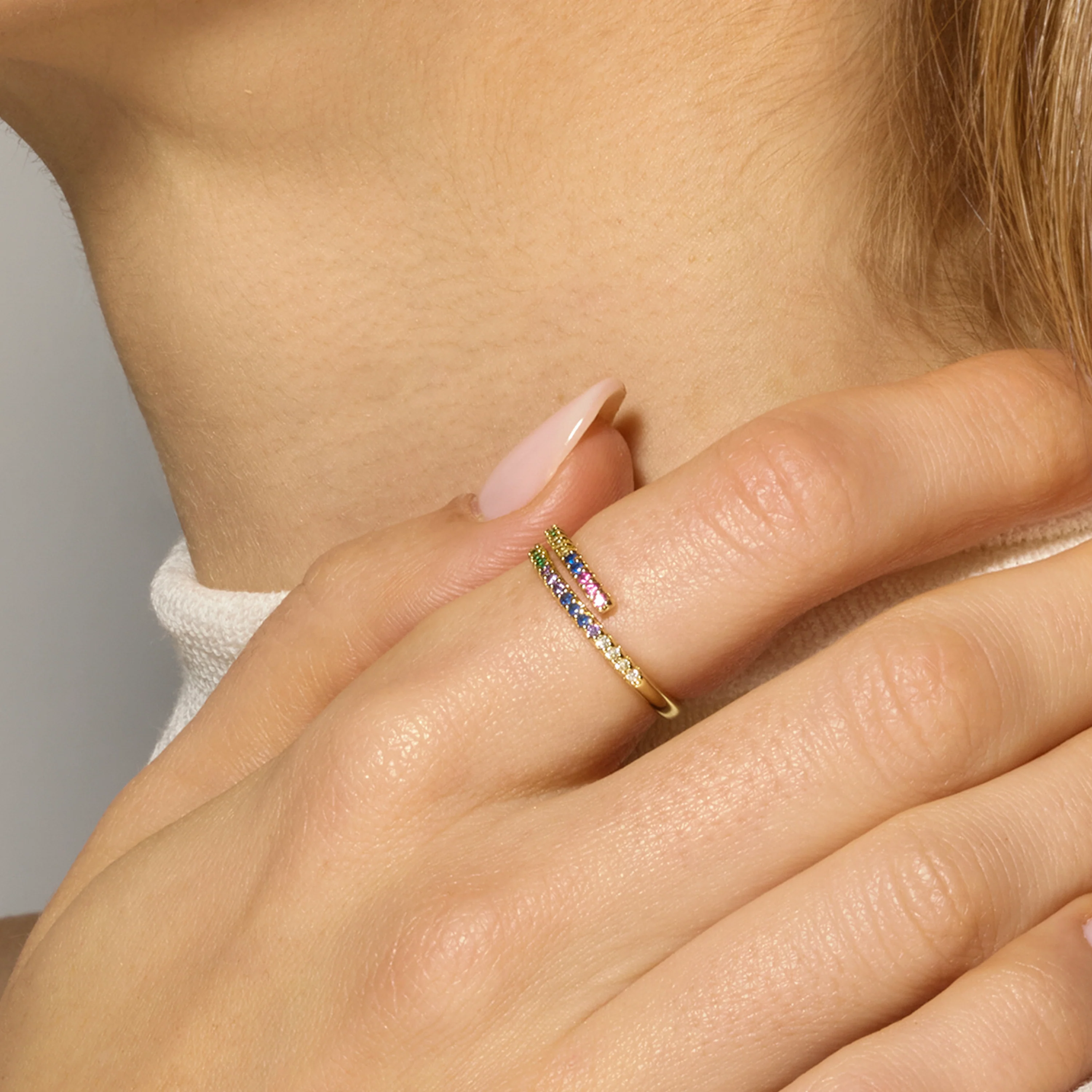 Anillo con Circonita Multicolor acabado oro 18k - Tazel - Image 4