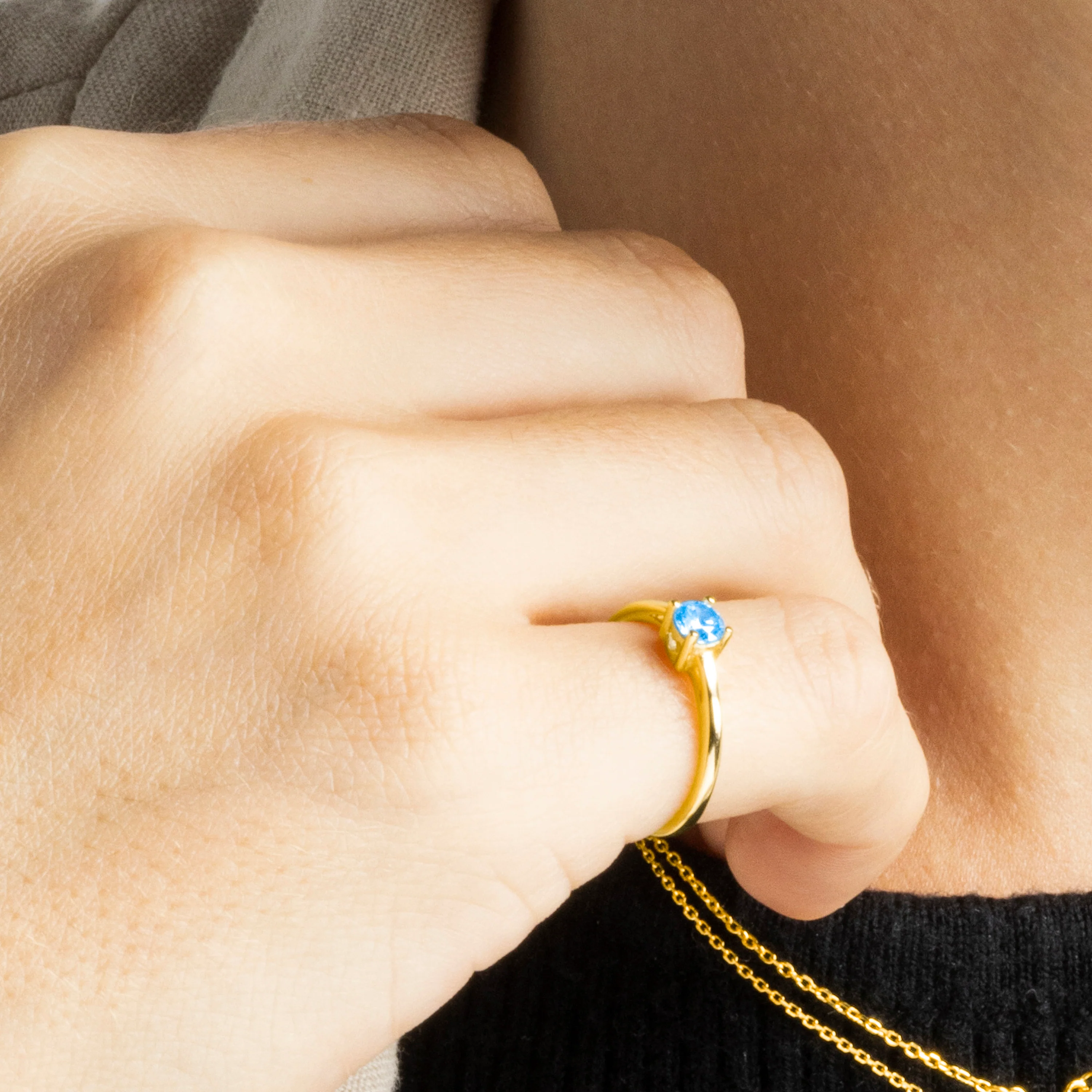 Anillo de Plata de Ley 925 con Cuarzo Hidrotermal Topacio Azul acabado en oro amarillo de 18K - Otieno - Image 3