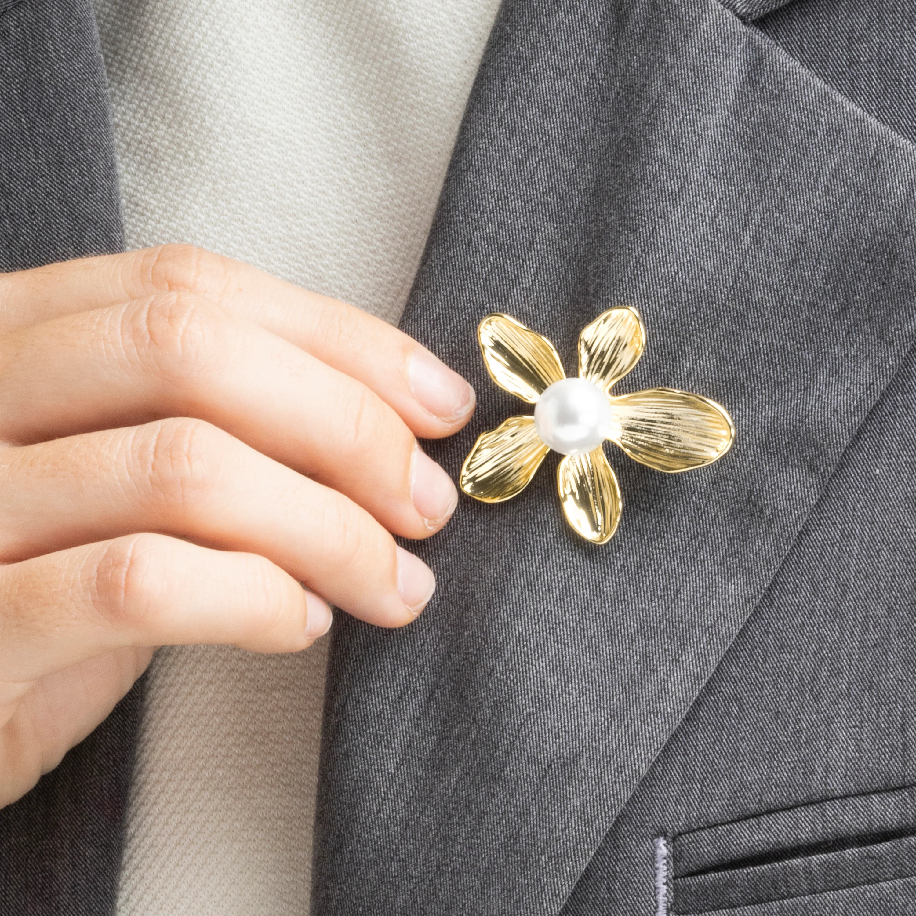 Broche con Perla Blanca acabado oro 18k - Lisrae - Image 3