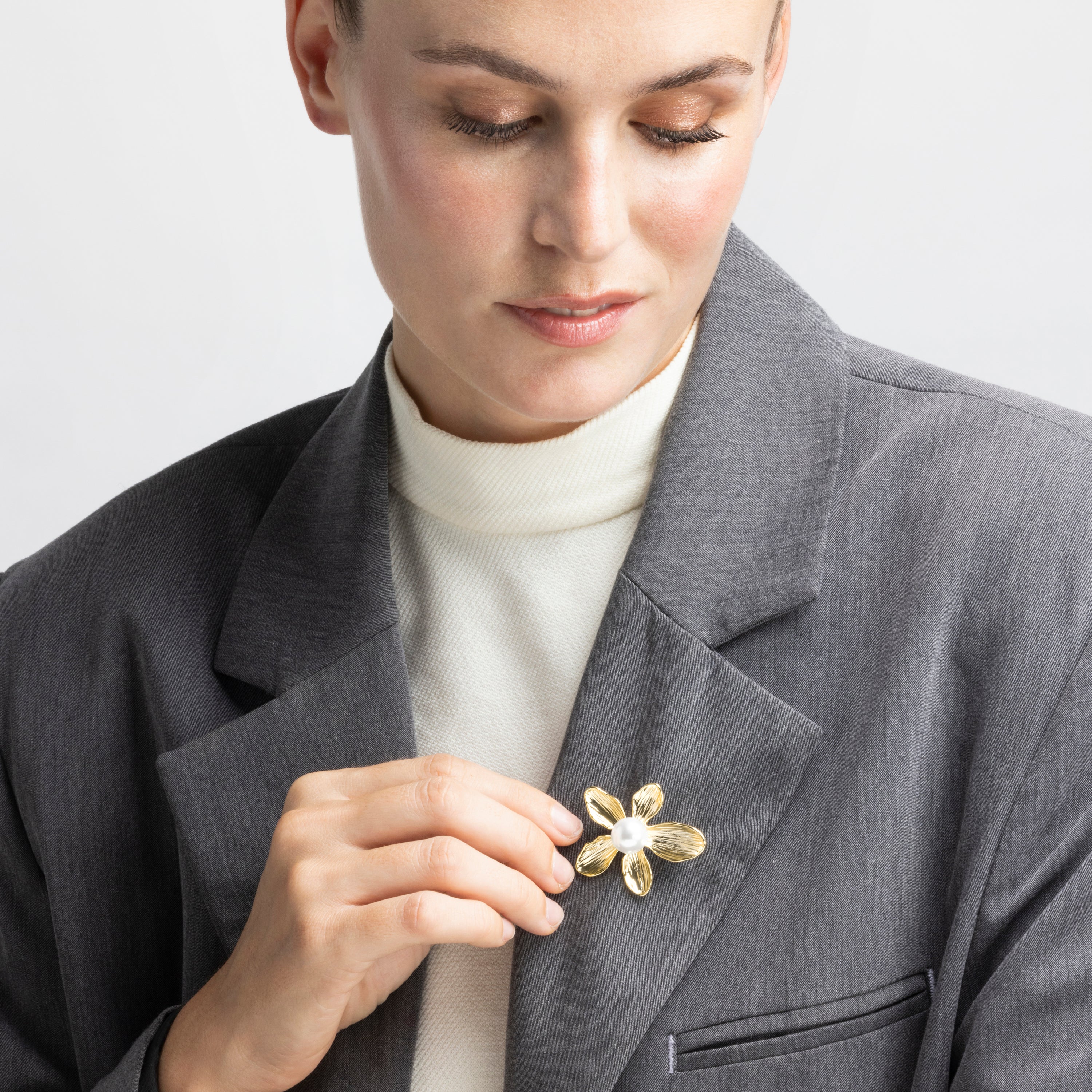 Broche con Perla Blanca acabado oro 18k - Lisrae - Image 4