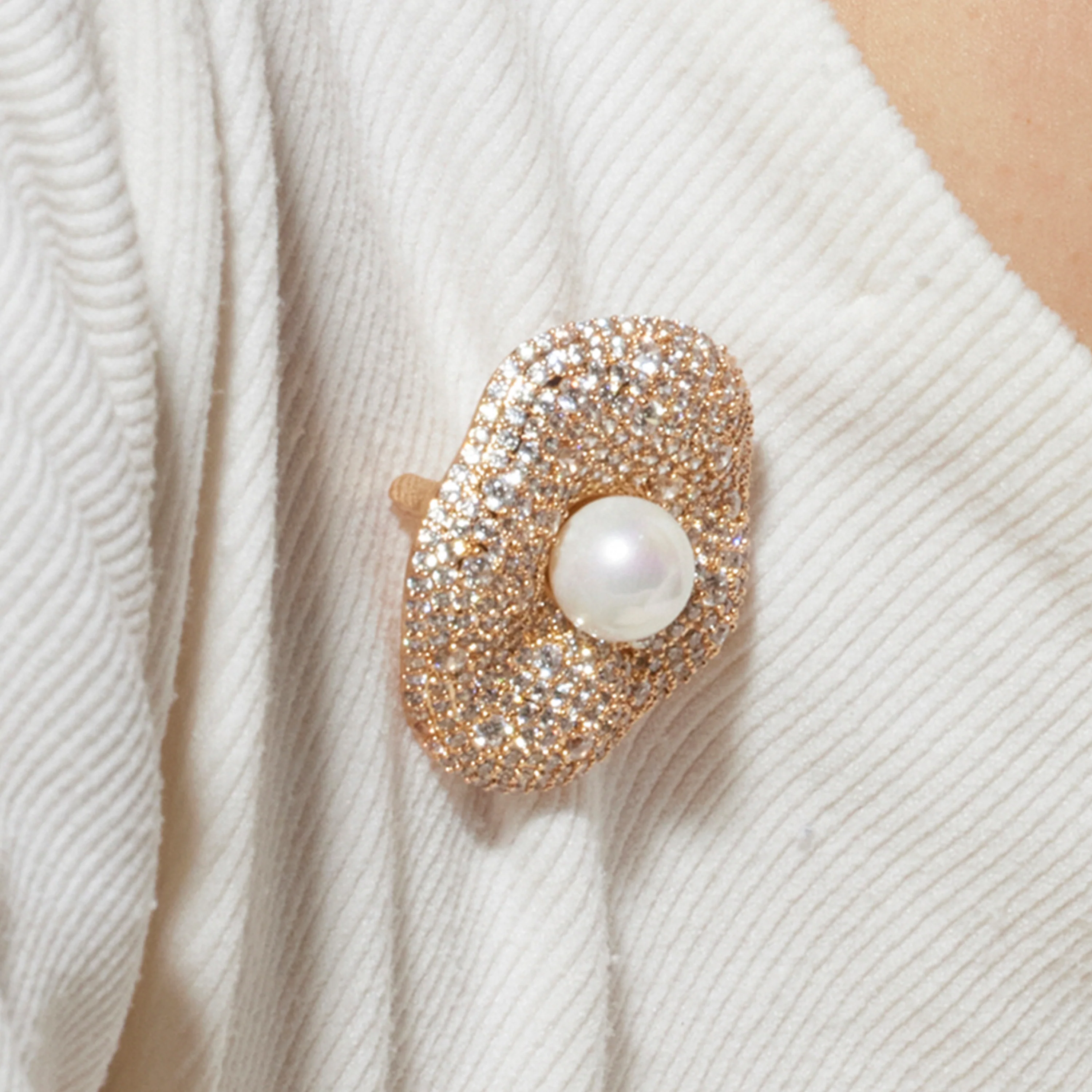 Broche con Perla Blanca acabado oro 18k - Sulwa - Image 4