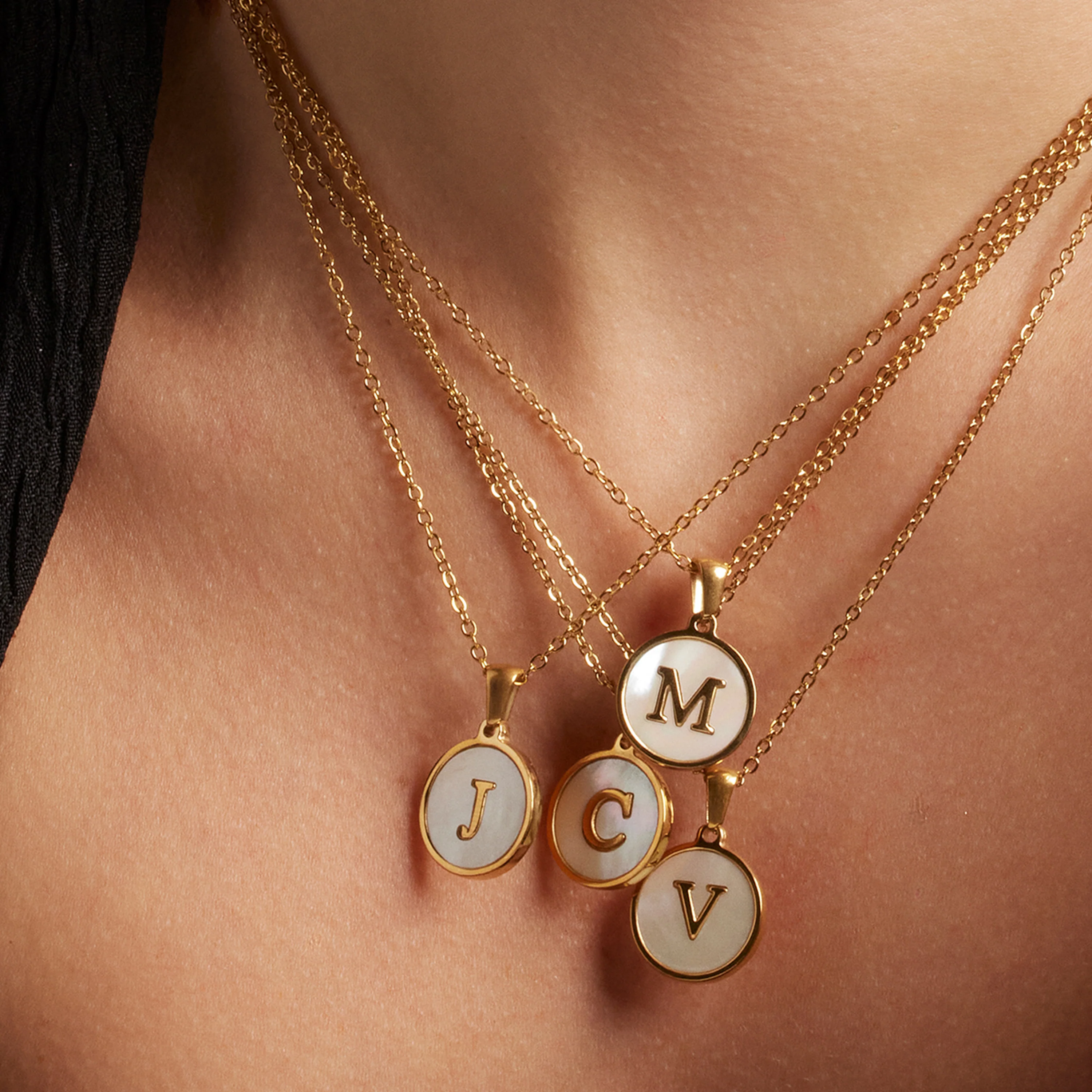 Collar de Madreperla Blanca acabado en oro amarillo 18K - Alphabet - Image 6