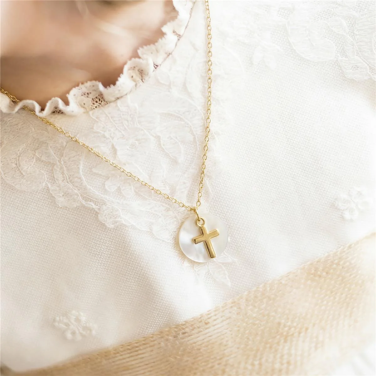 Collar de Madreperla Blanca acabado en oro amarillo de 18k - Yrmul - Image 4