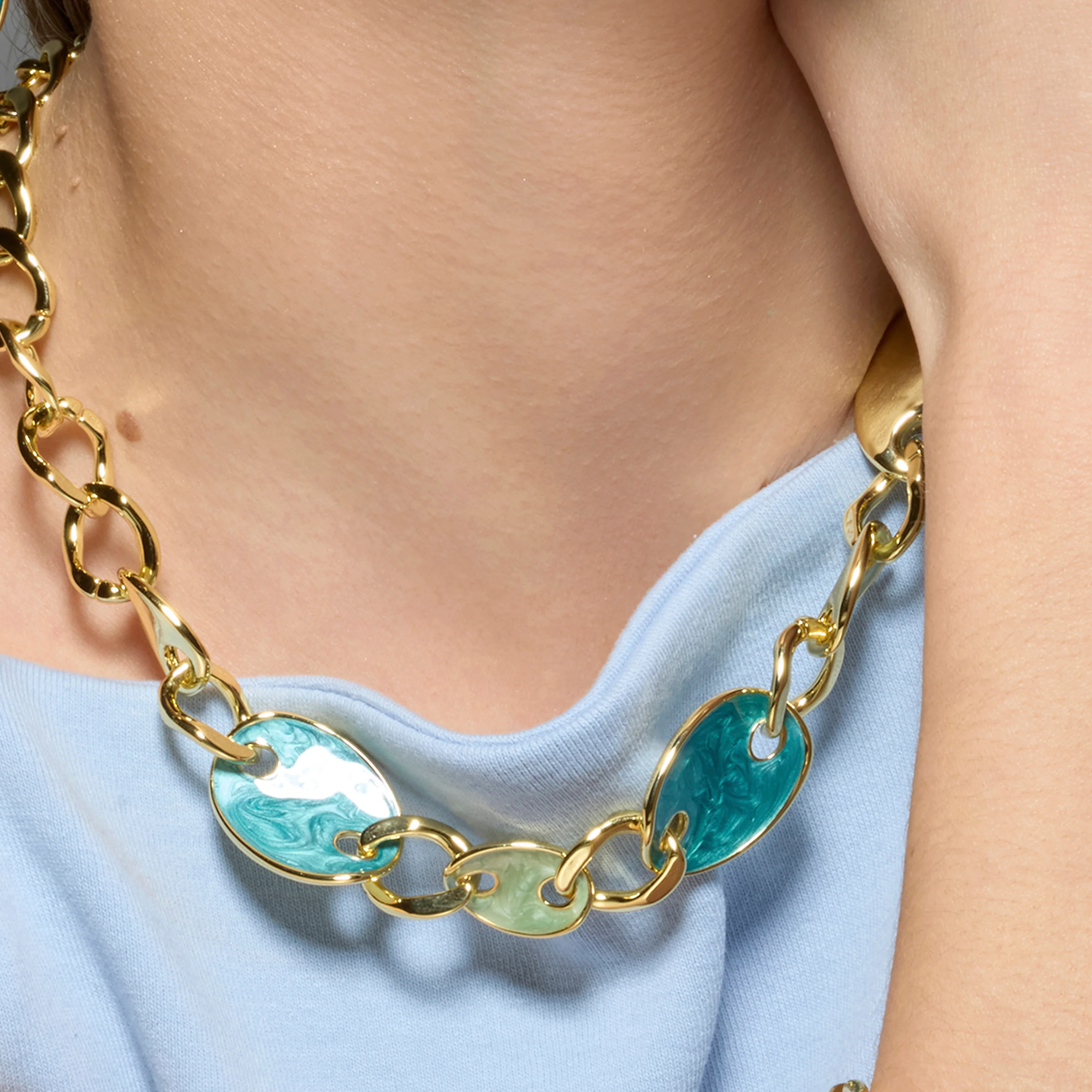 Collar acabado oro amarillo de 18k y Lacado Azul - Makan - Image 4