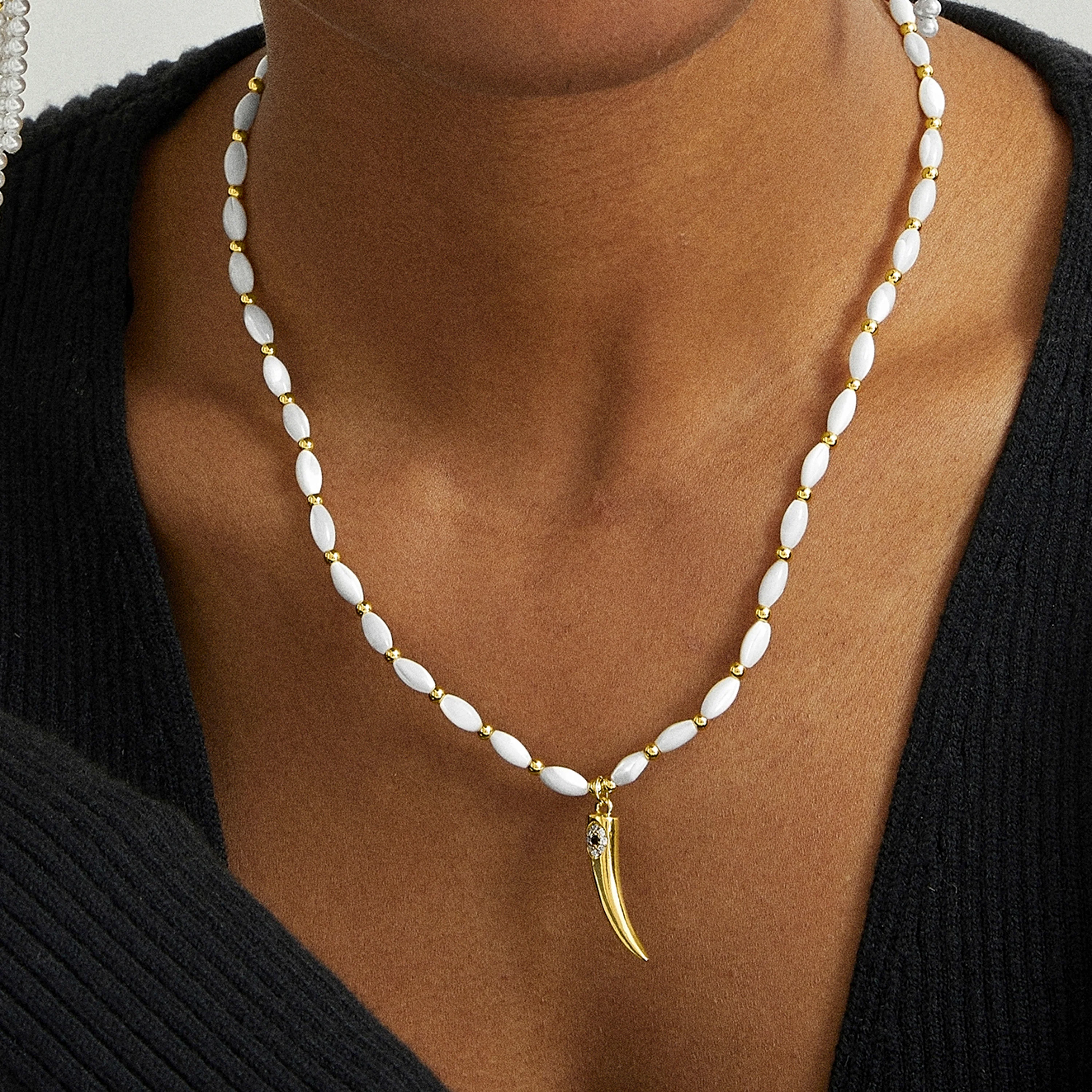 Collar de Plata de Ley 925 con Madreperla Blanca acabado en oro amarillo 18K - Sinoa - Image 3