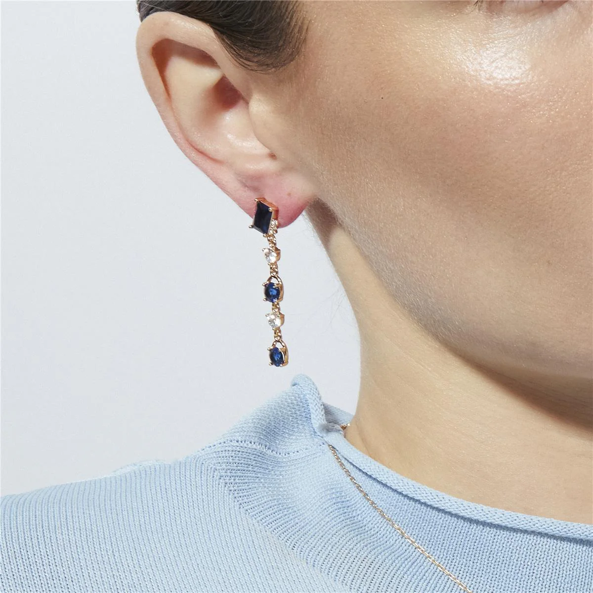 Pendientes de Circonita Zafiro acabado en oro amarillo de 18k - Bakmus - Image 6