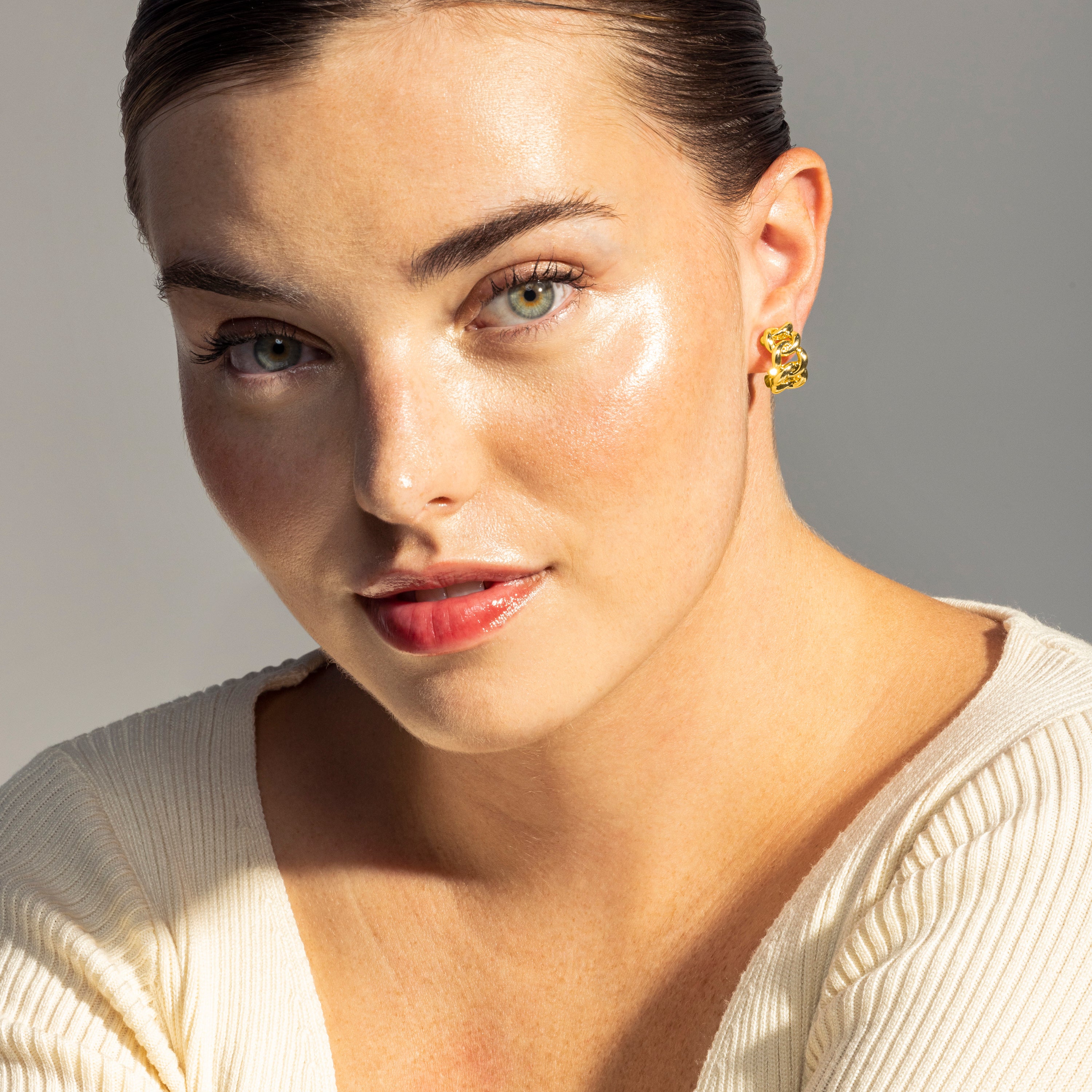 Pendientes acabados en oro amarillo 18K - Dabbahu - Image 2