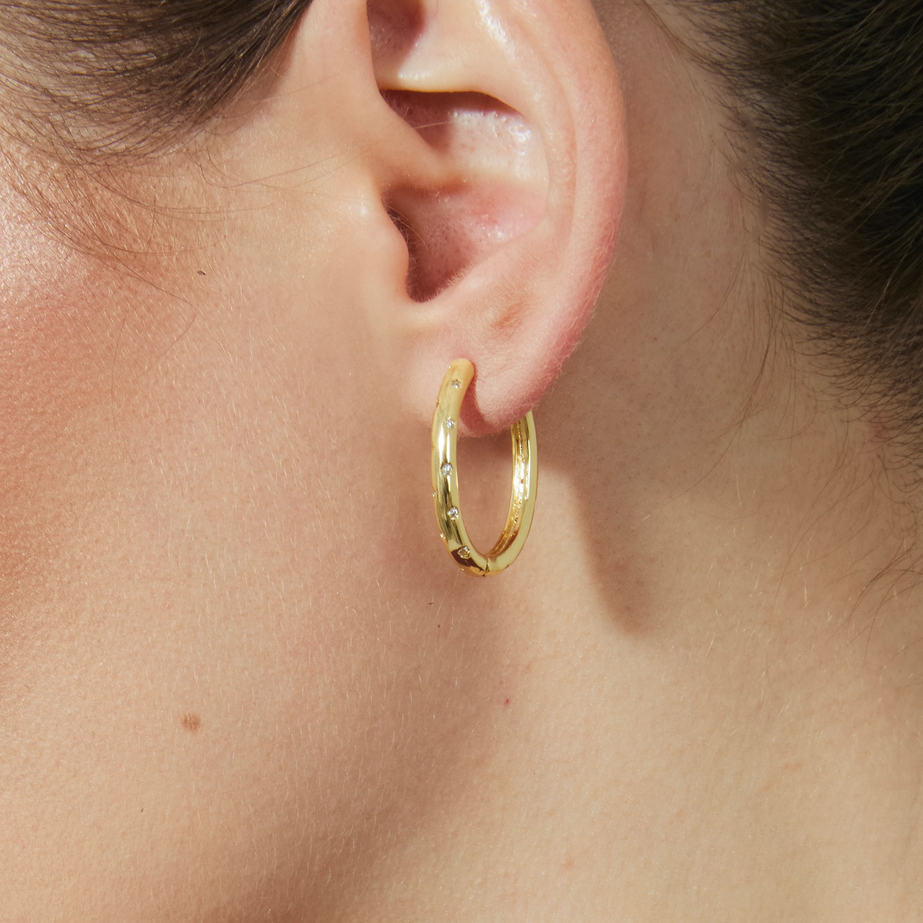 Pendientes de 18mm de diámetro con Circonita Brillante acabado oro 18k - Dinlah - Image 3