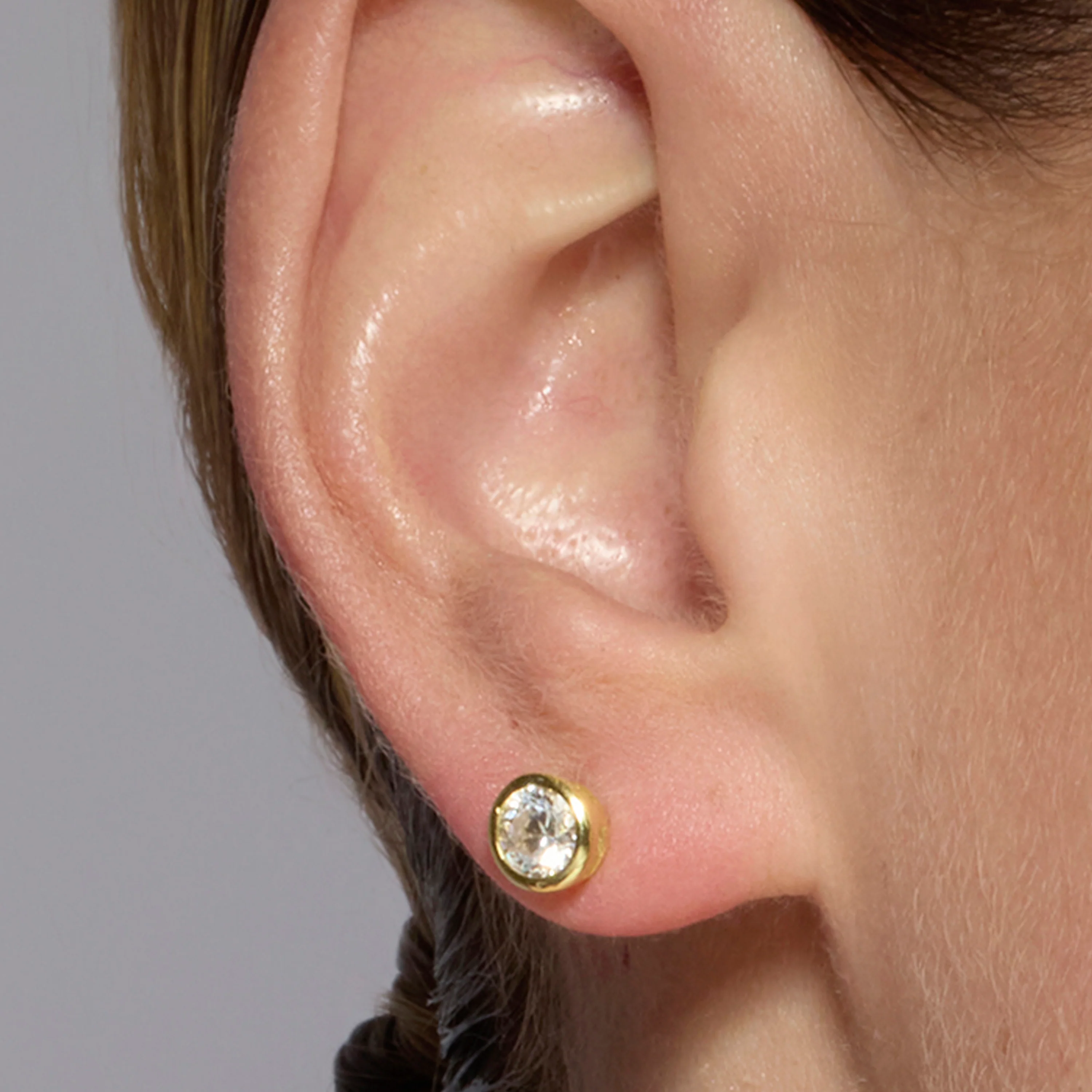 Pendientes de Plata de Ley 925 de 6mm con Circonita acabados en Oro Amarillo de 18k- Basili - Image 3