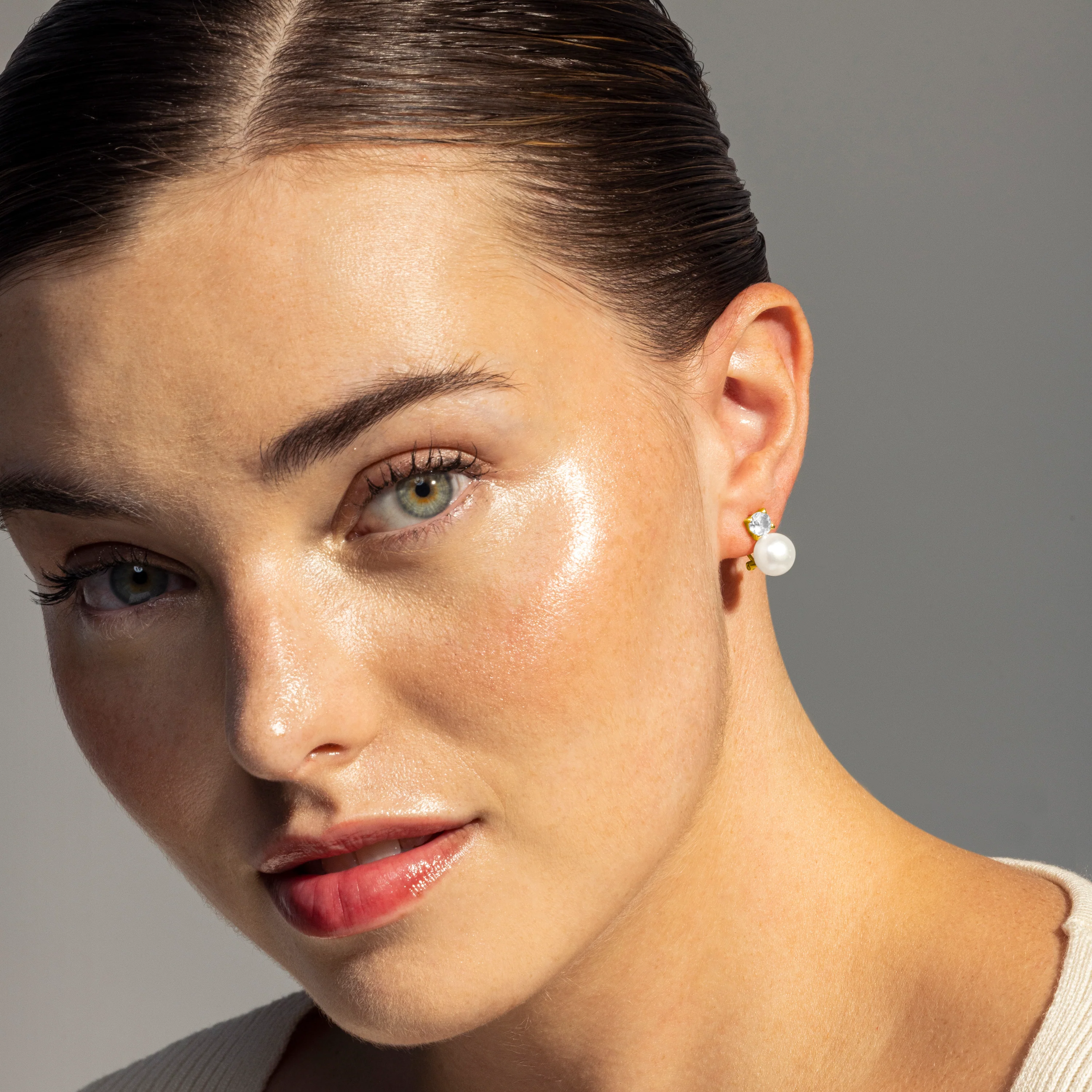 Pendientes de Plata de Ley 925 con Perla Blanca acabados en oro amarillo 18K - Essential - Image 2