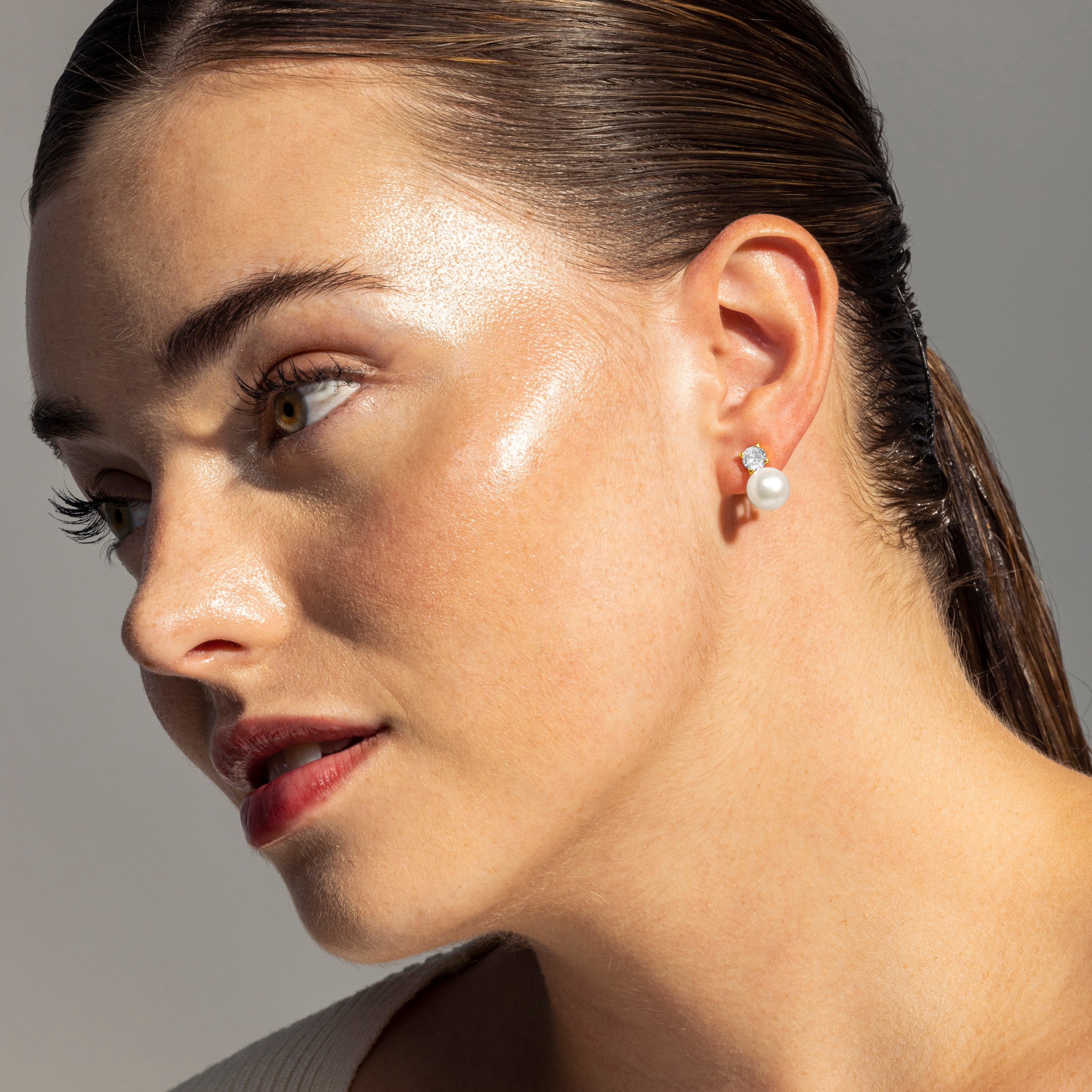 Pendientes de Plata de Ley 925 con Perla Blanca acabados en oro amarillo 18K - Essential - Image 4