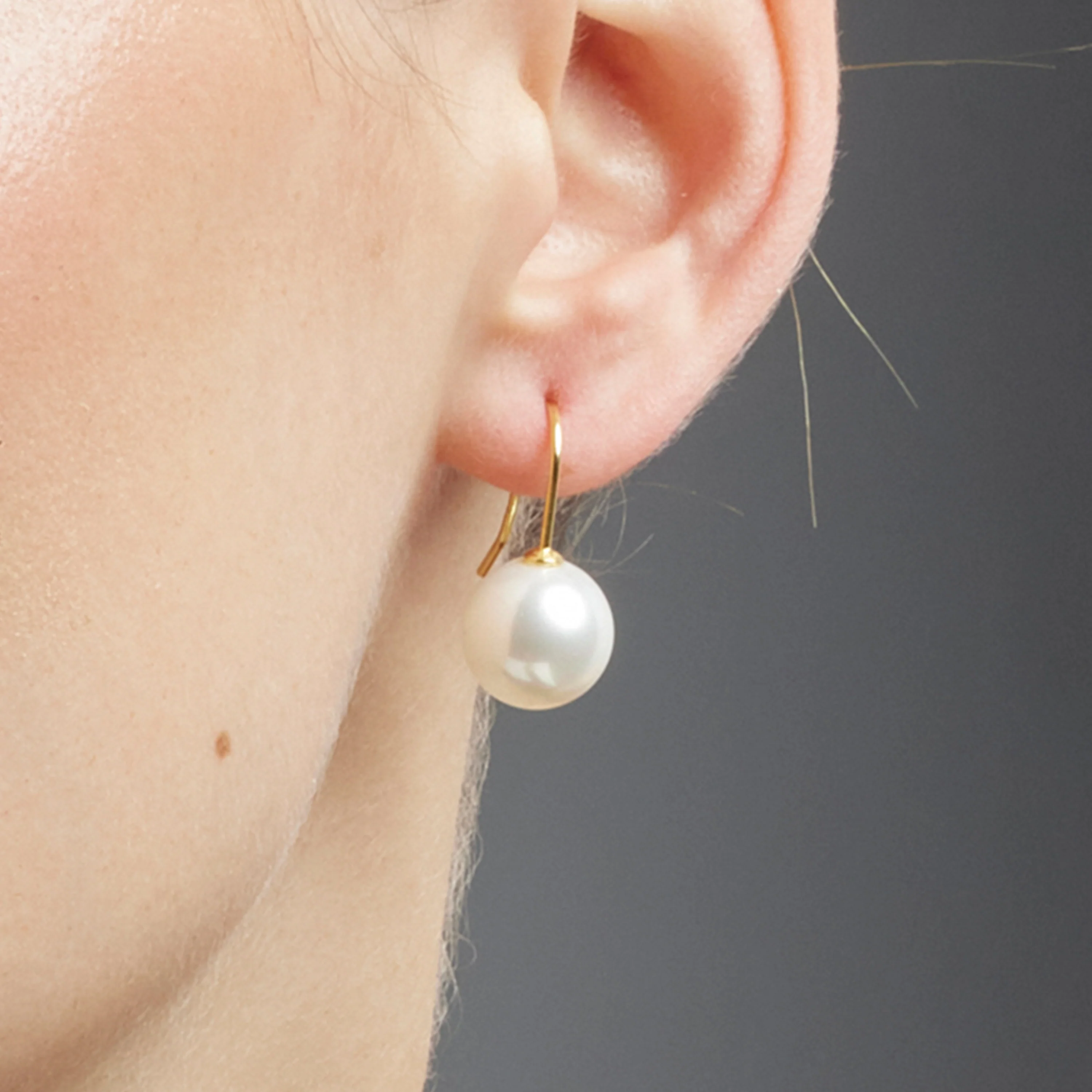 Pendientes de Plata de Ley 925 con Perla Blanca acabados en oro amarillo 18K - Essential - Image 3