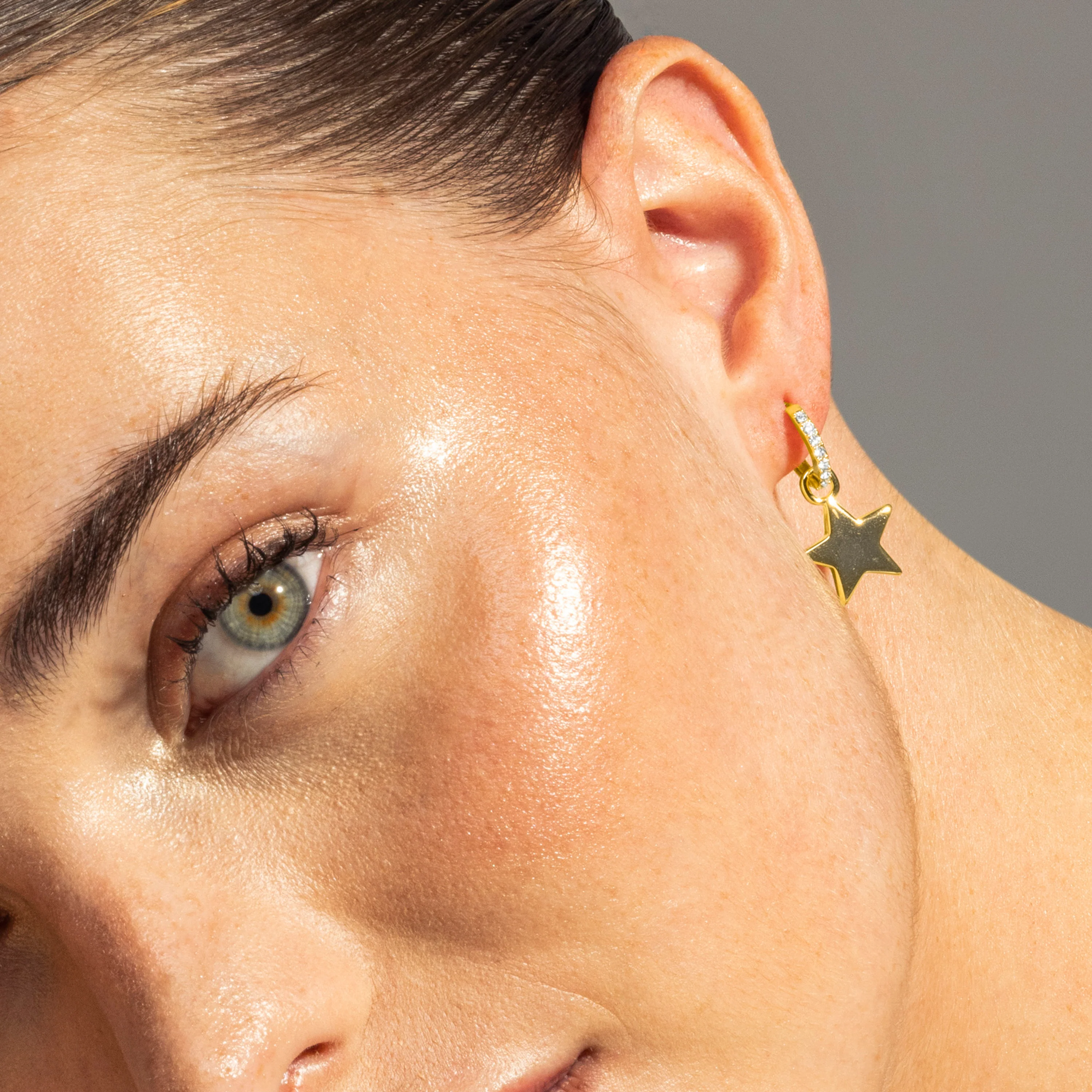 Pendientes de Circonita Brillante acabados en oro amarillo de 18K - Estrella - Image 3
