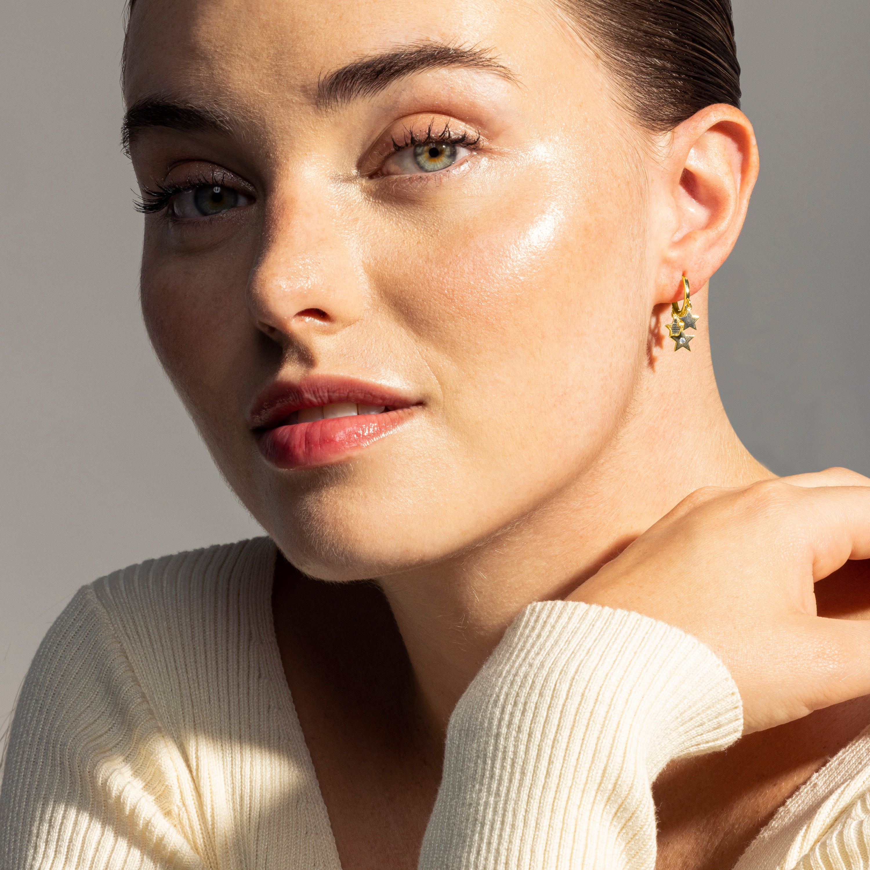 Pendientes de Circonita Brillante acabados en oro amarillo 18K - Estrella - Image 4