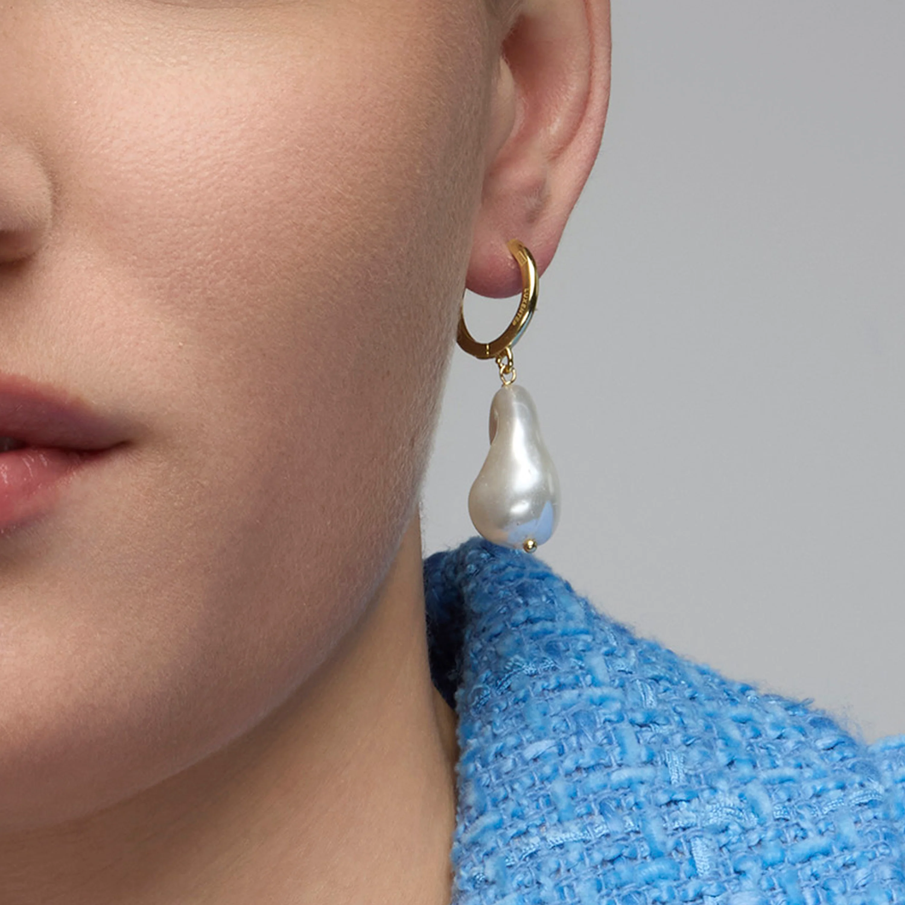 Pendientes de Plata de Ley 925 y Perla Blanca acabado oro amarillo de 18k - Hasel - Image 4