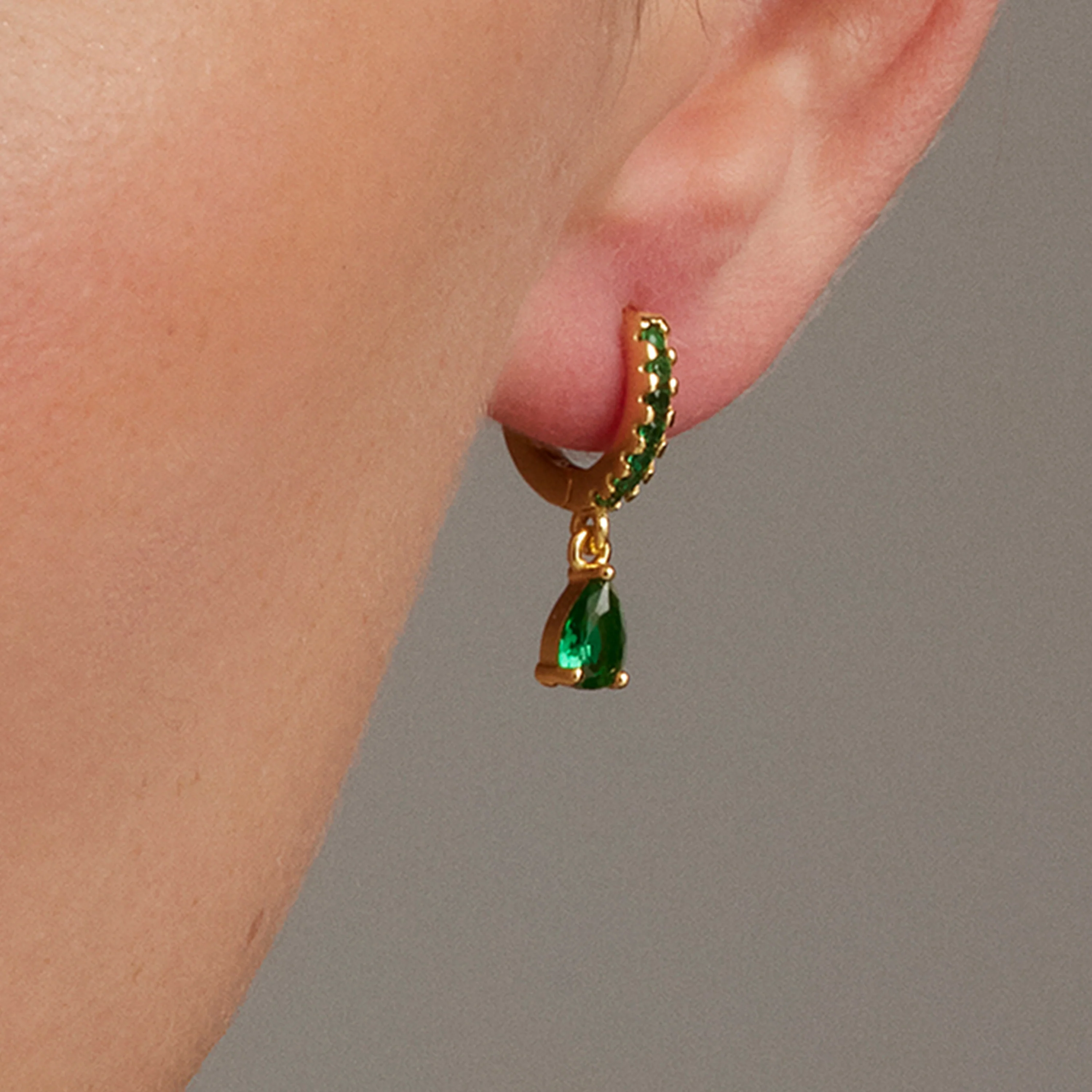 Pendientes de Plata de Ley 925 con Circonita Esmeralda acabados en oro amarillo 18K - Intheon - Image 4