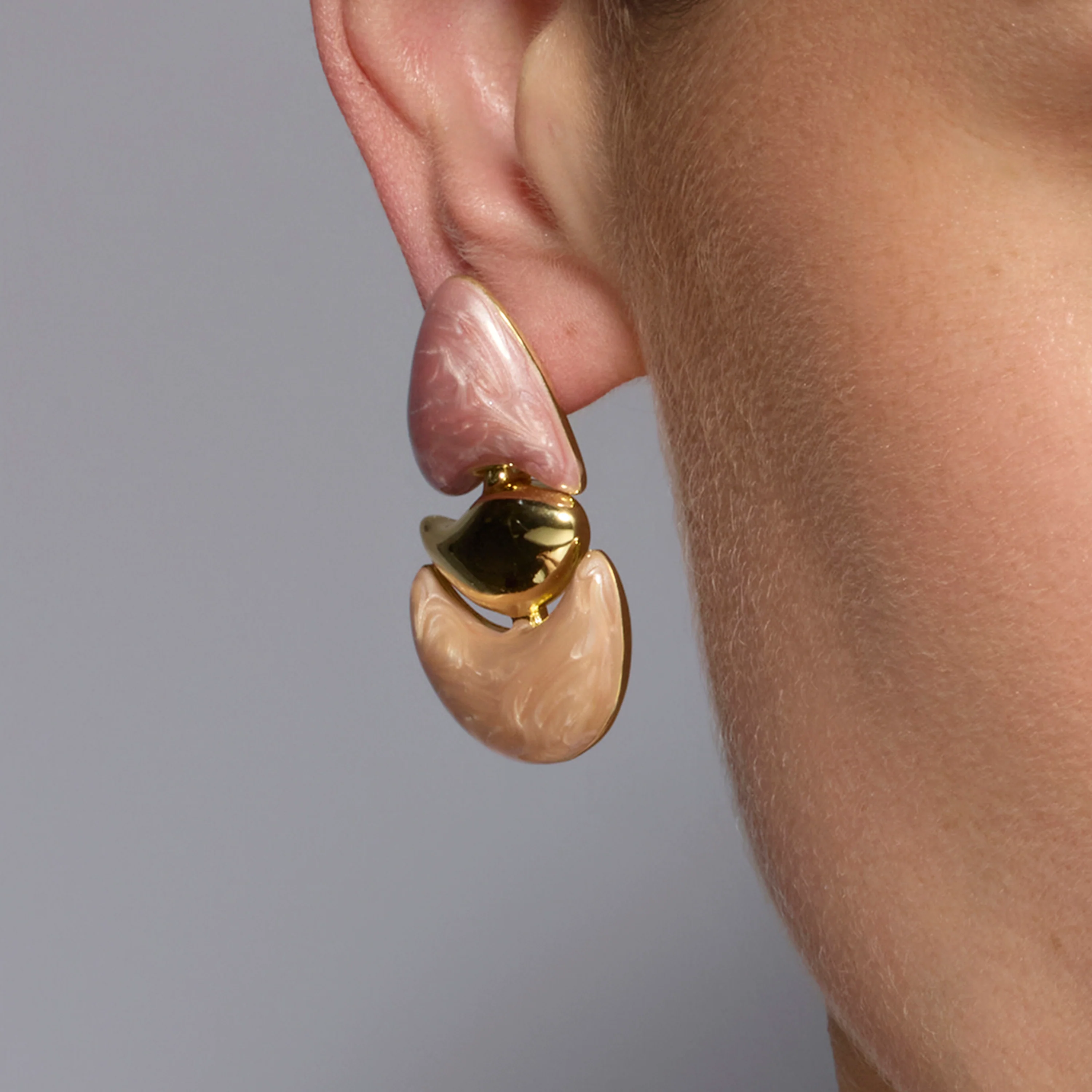 Pendientes Ismaly de Lacado Fucsia acabado oro amarillo de 18k - Image 4