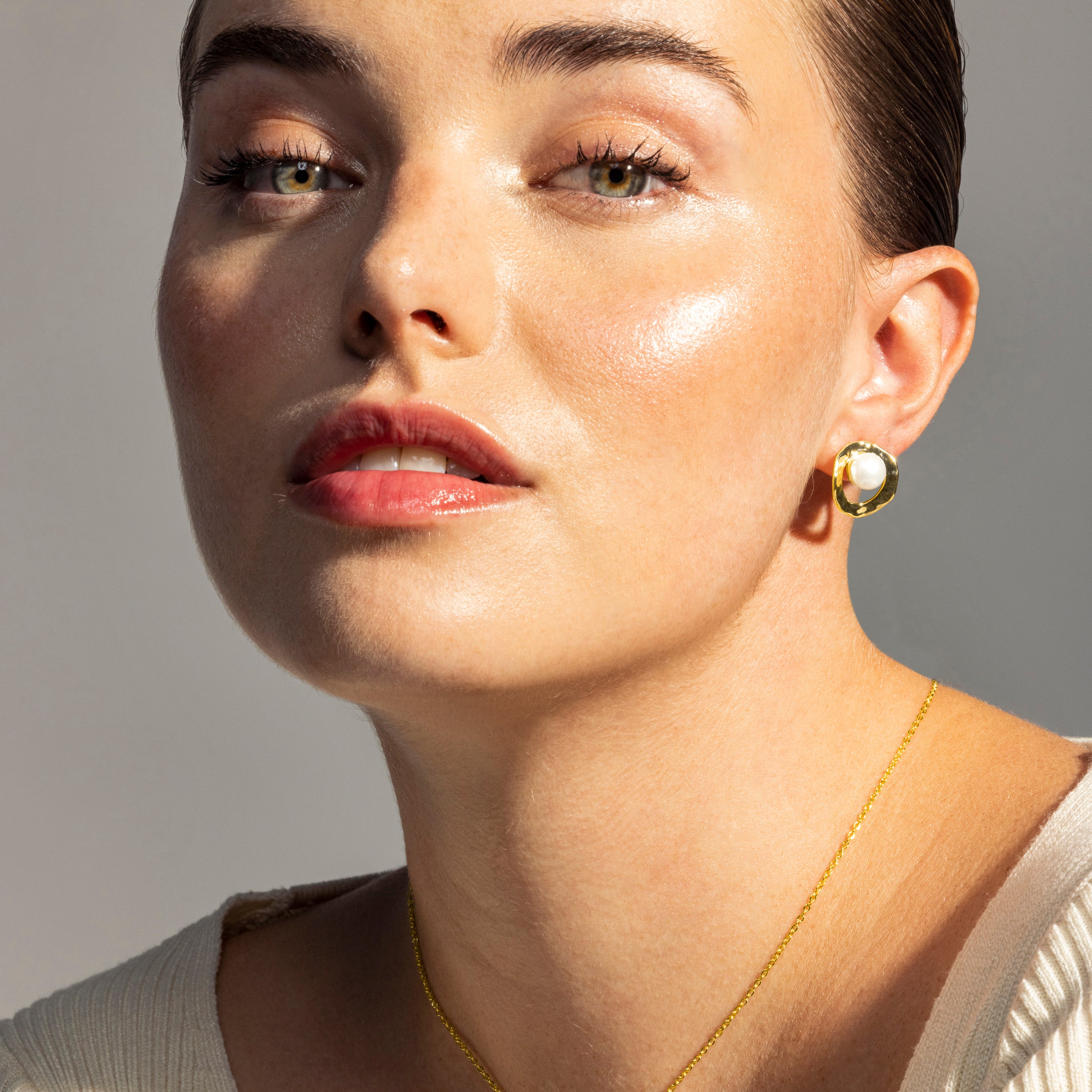 Pendientes acabados en oro amarillo 18K - Jaya - Image 2