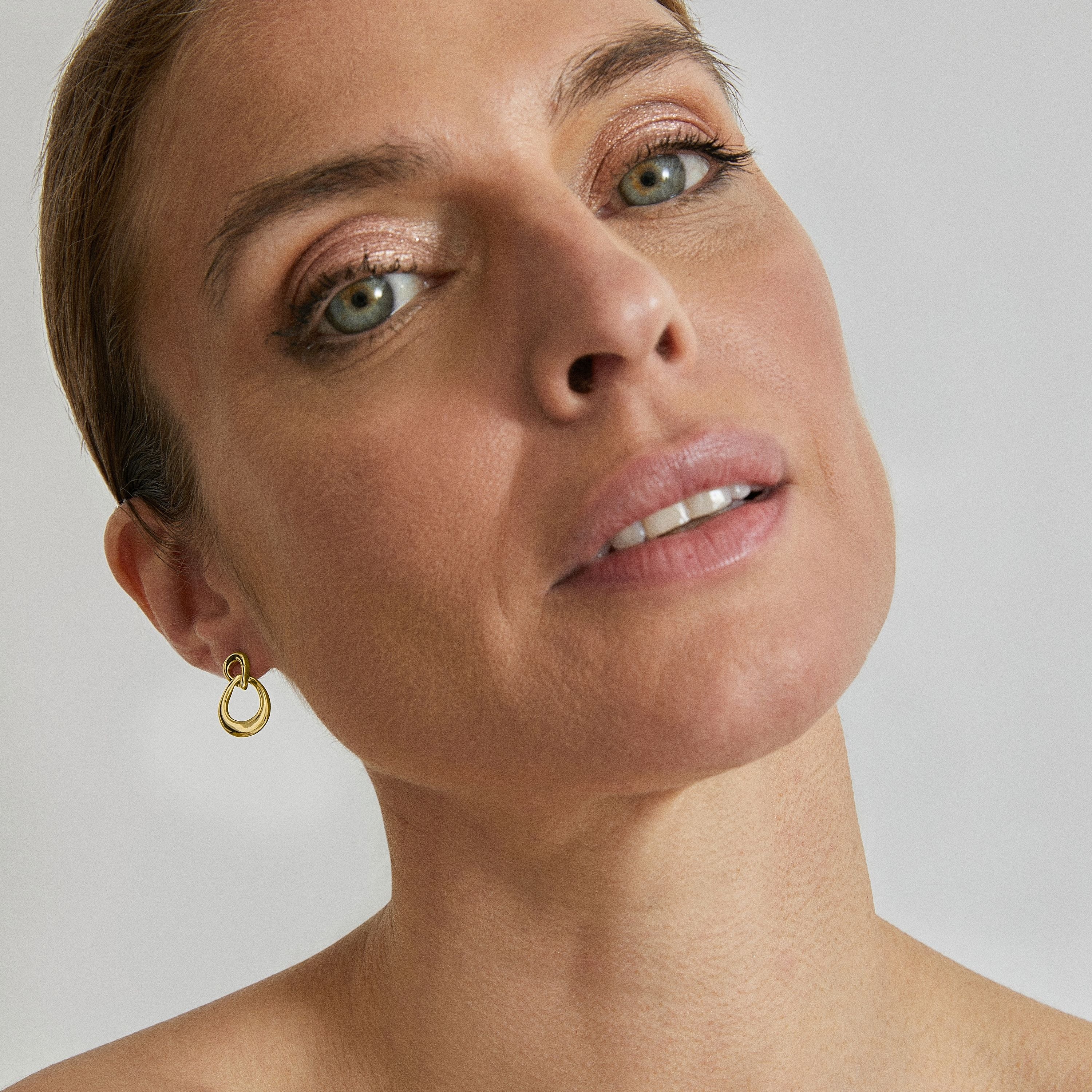 Pendientes acabados en oro amarillo 18K - Jomo - Image 2