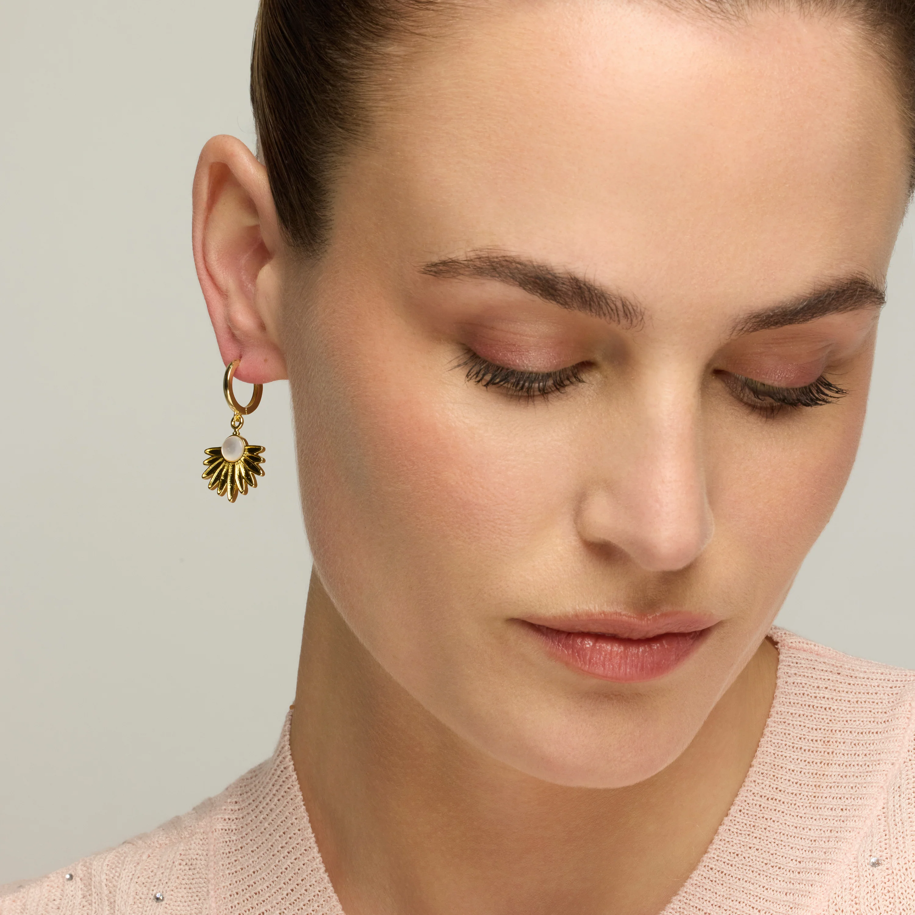 Pendientes de Plata de Ley 925 y Madreperla Blanca acabado oro amarillo de 18k - Lalai - Image 2