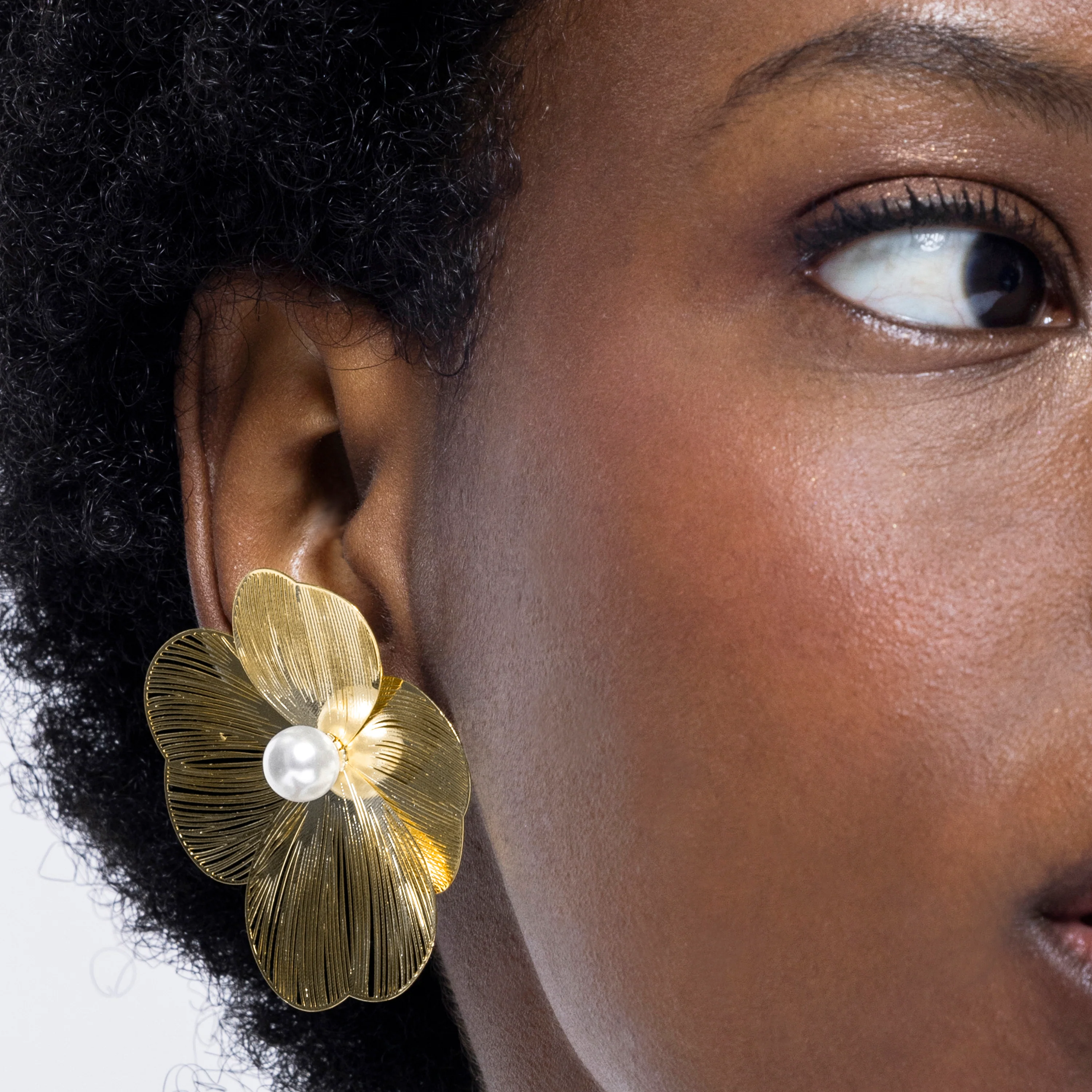 Pendientes de Perla Blanca acabados en oro amarillo 18K - Leina - Image 3