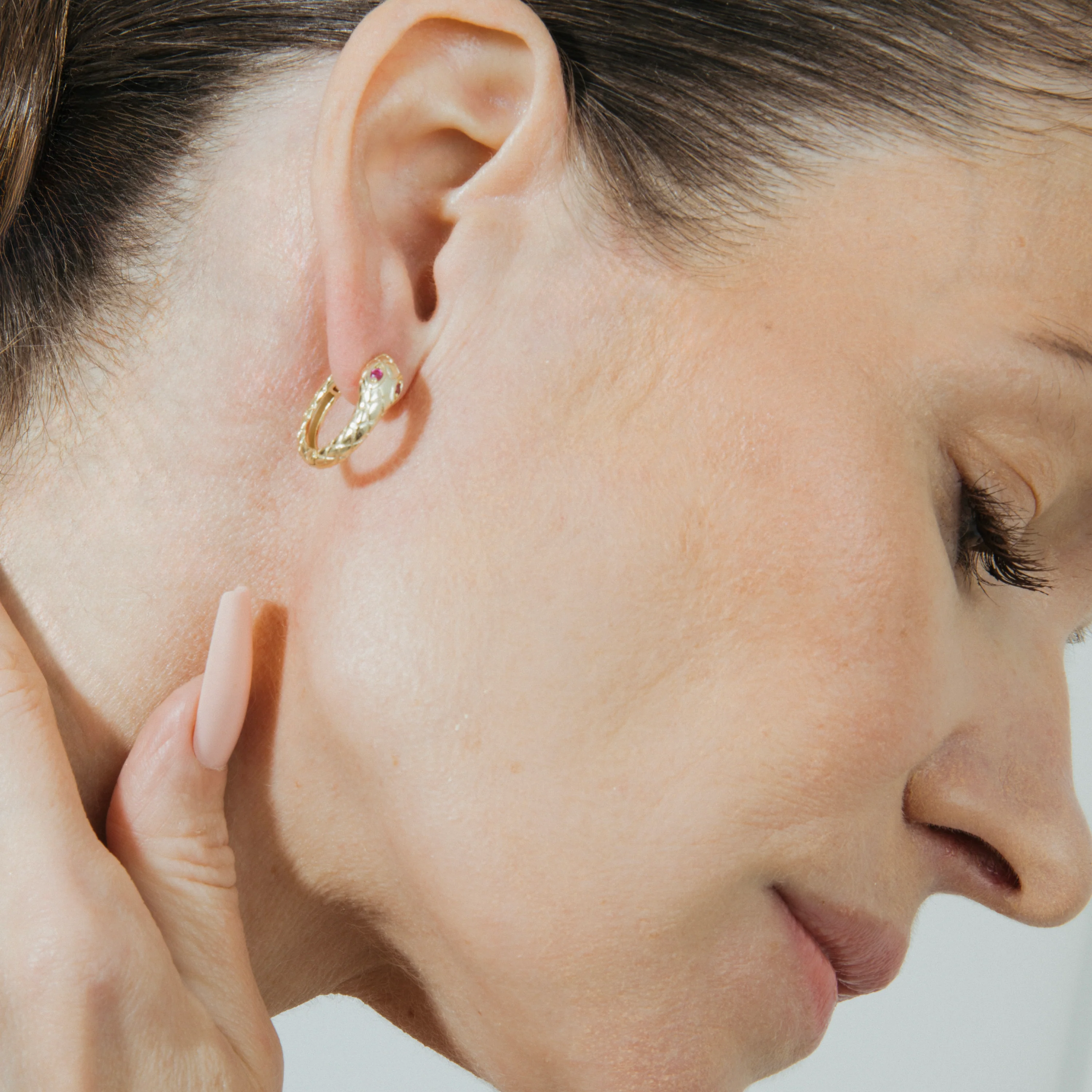 Pendientes de Circonita Rubí acabados en oro amarillo 18K - Madsi - Image 4