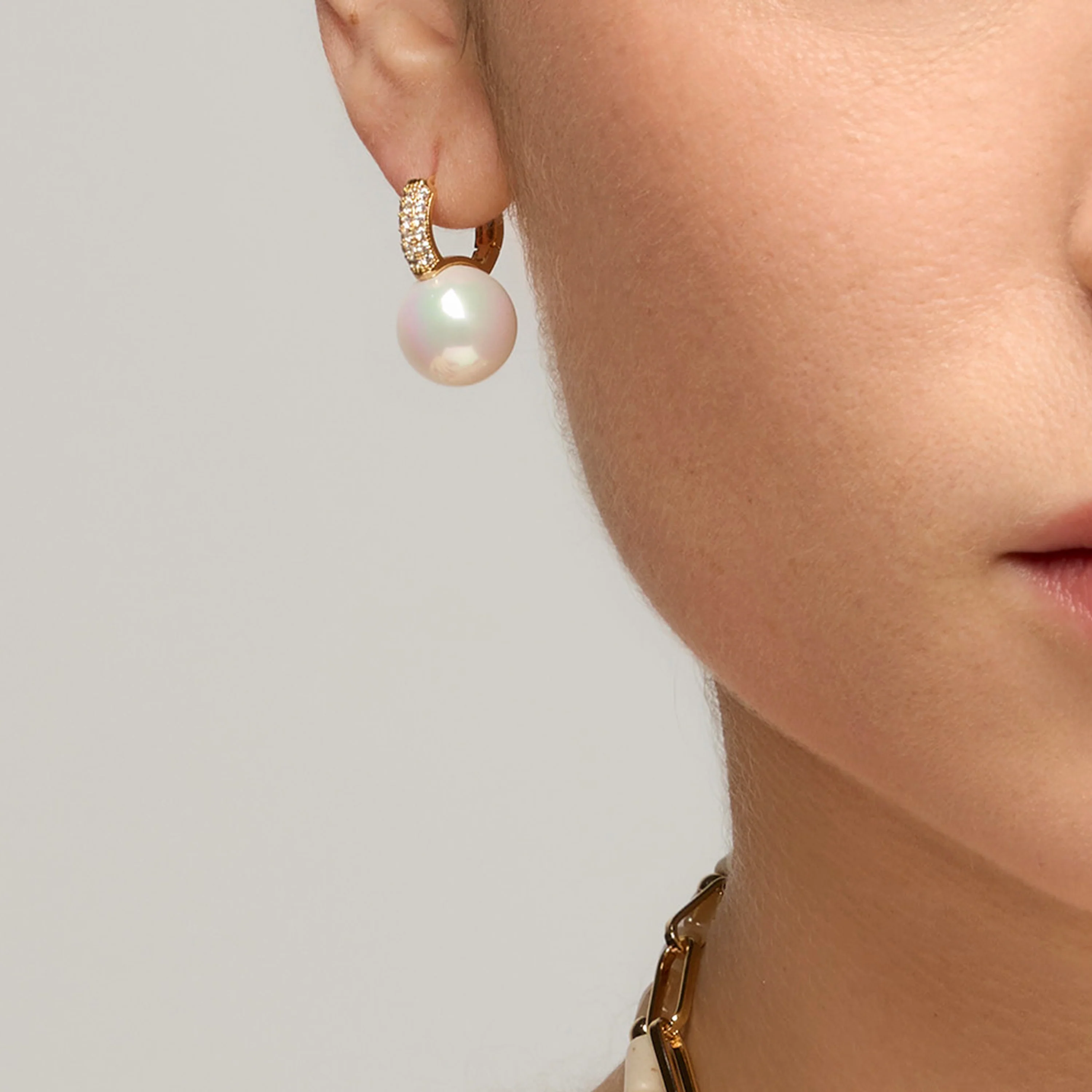 Pendientes acabado oro amarillo de 18k y Perla Blanca - Maeki - Image 4