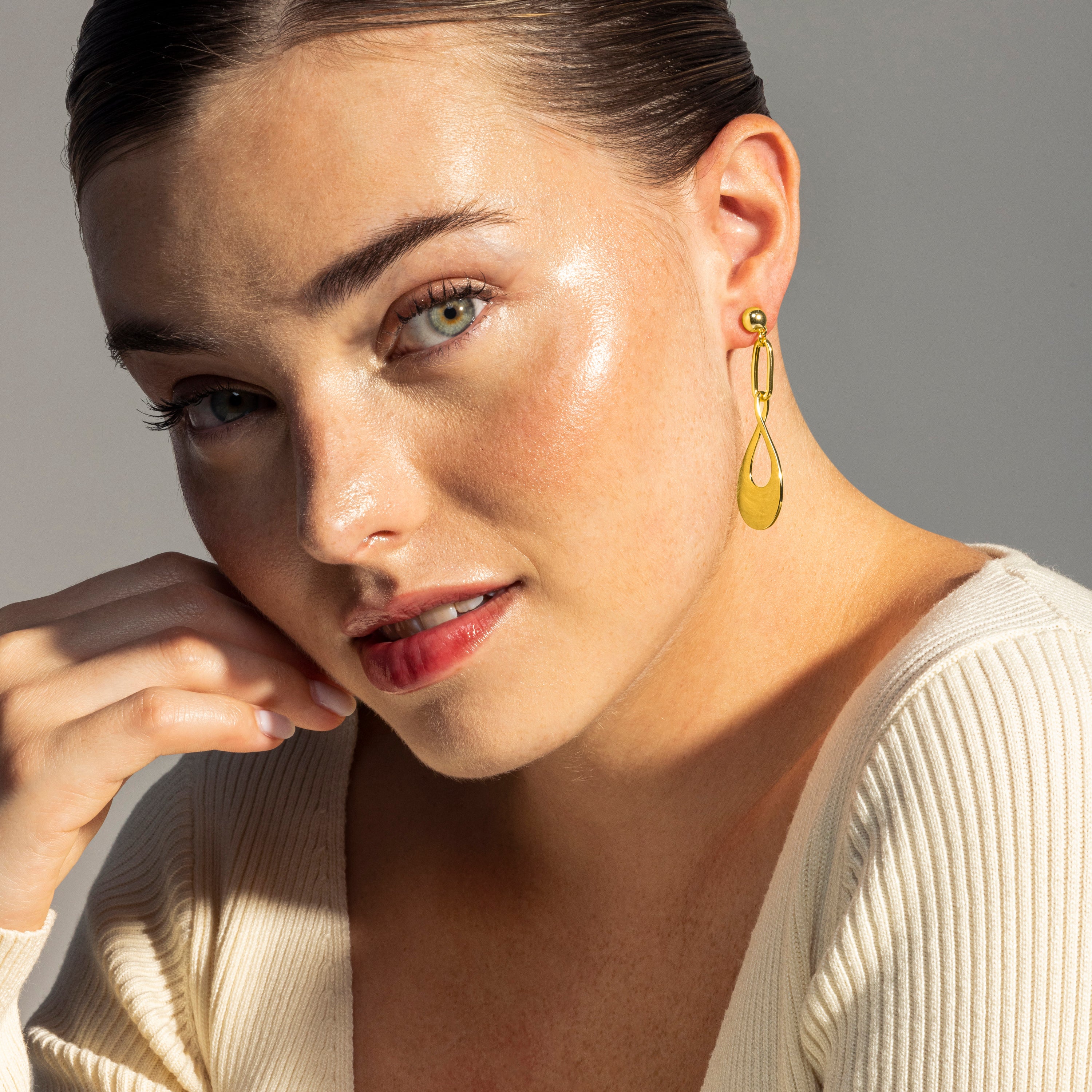 Pendientes acabados en oro amarillo 18K - Nkara - Image 4