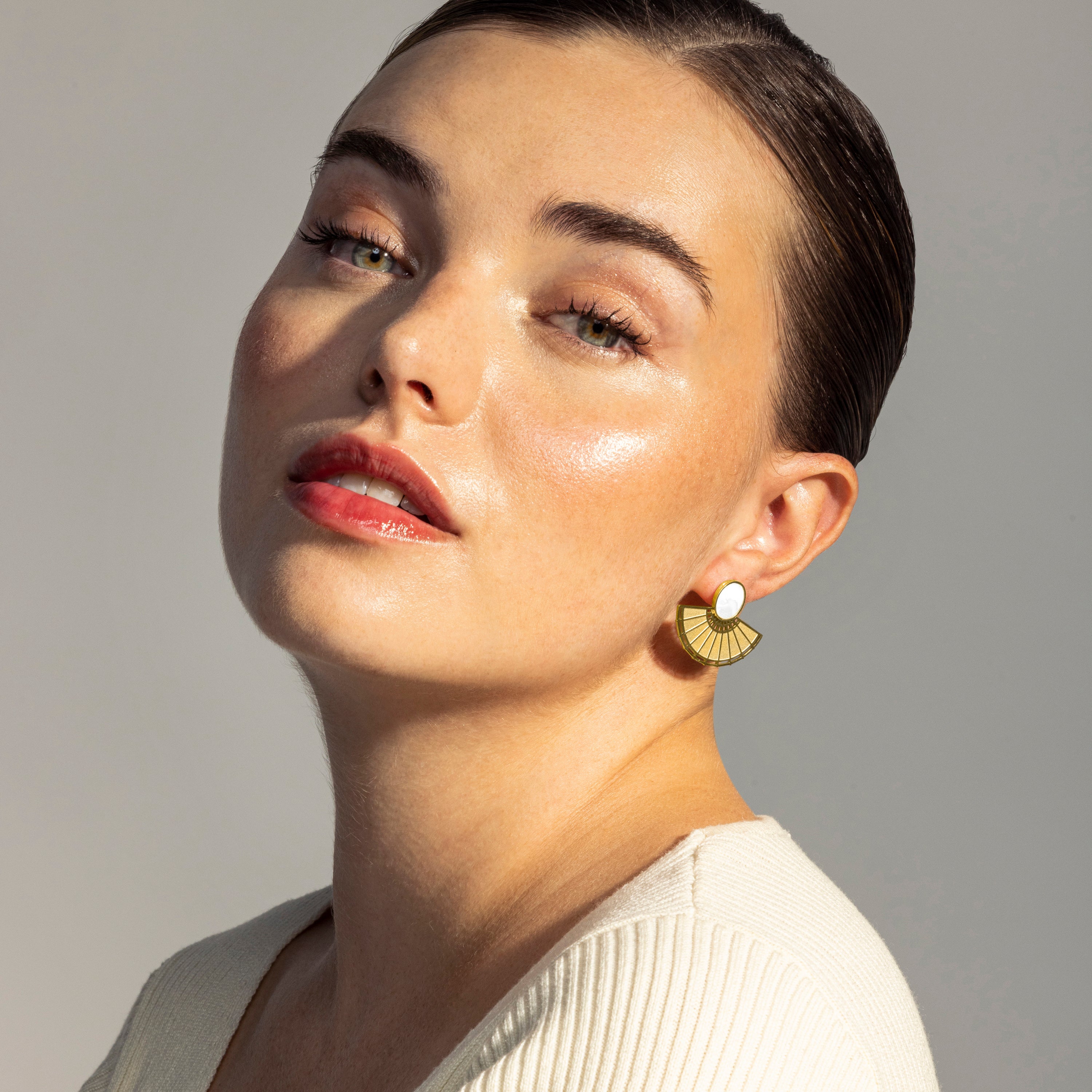 Pendientes de Madreperla Blanca acabados en oro amarillo 18K- Phieo - Image 2