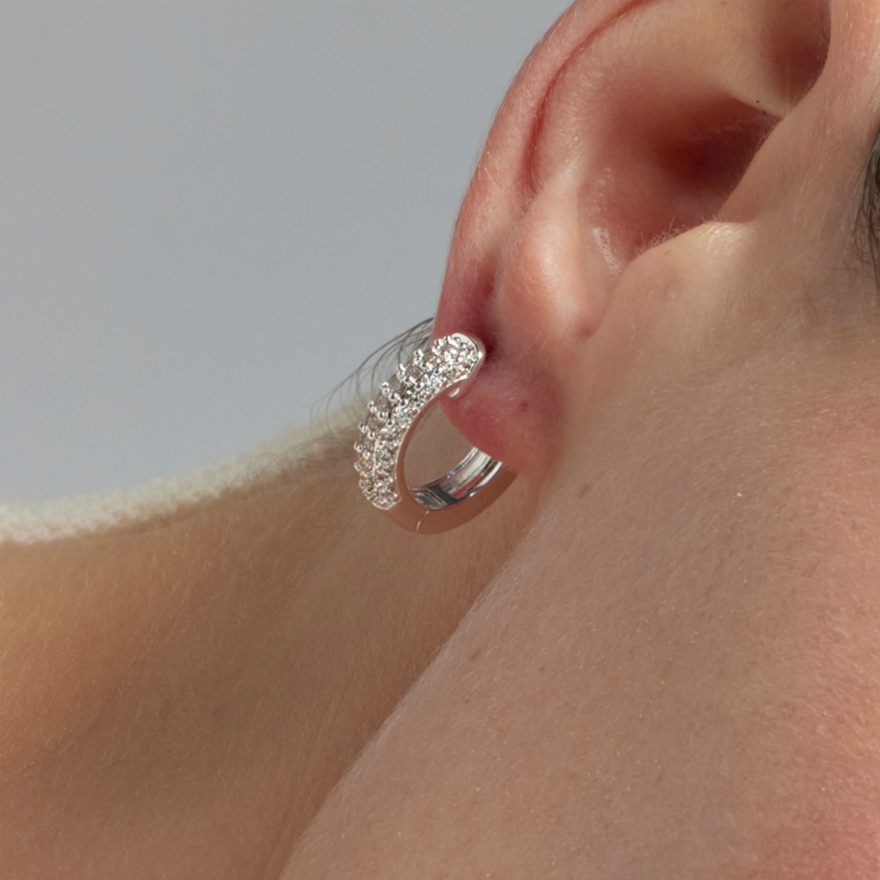 Pendientes de 18mm de diámetro con circonita acabados en rodio - Rieli - Image 4