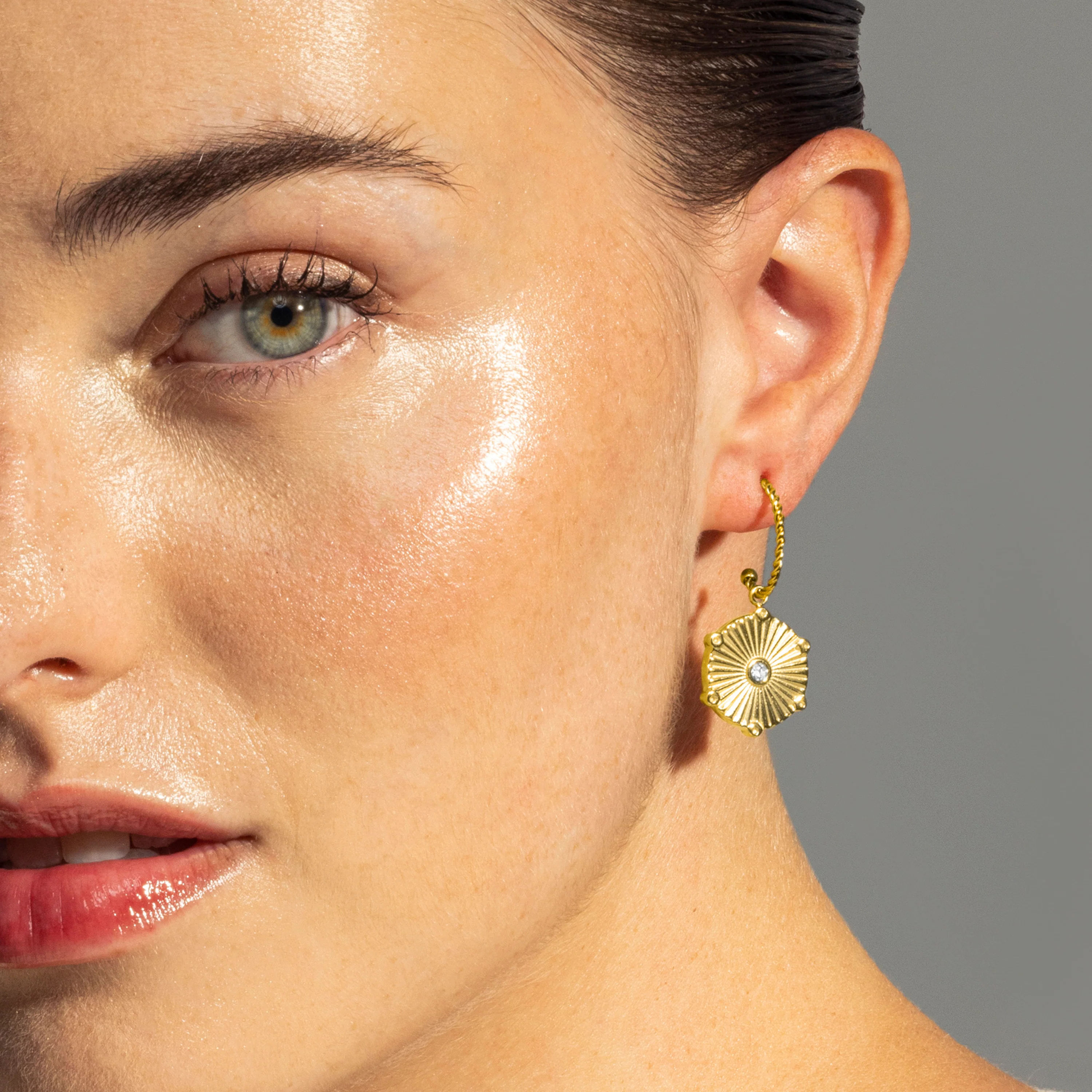 Pendientes de Circonita Brillante acabados en oro amarillo 18K- Rira - Image 3