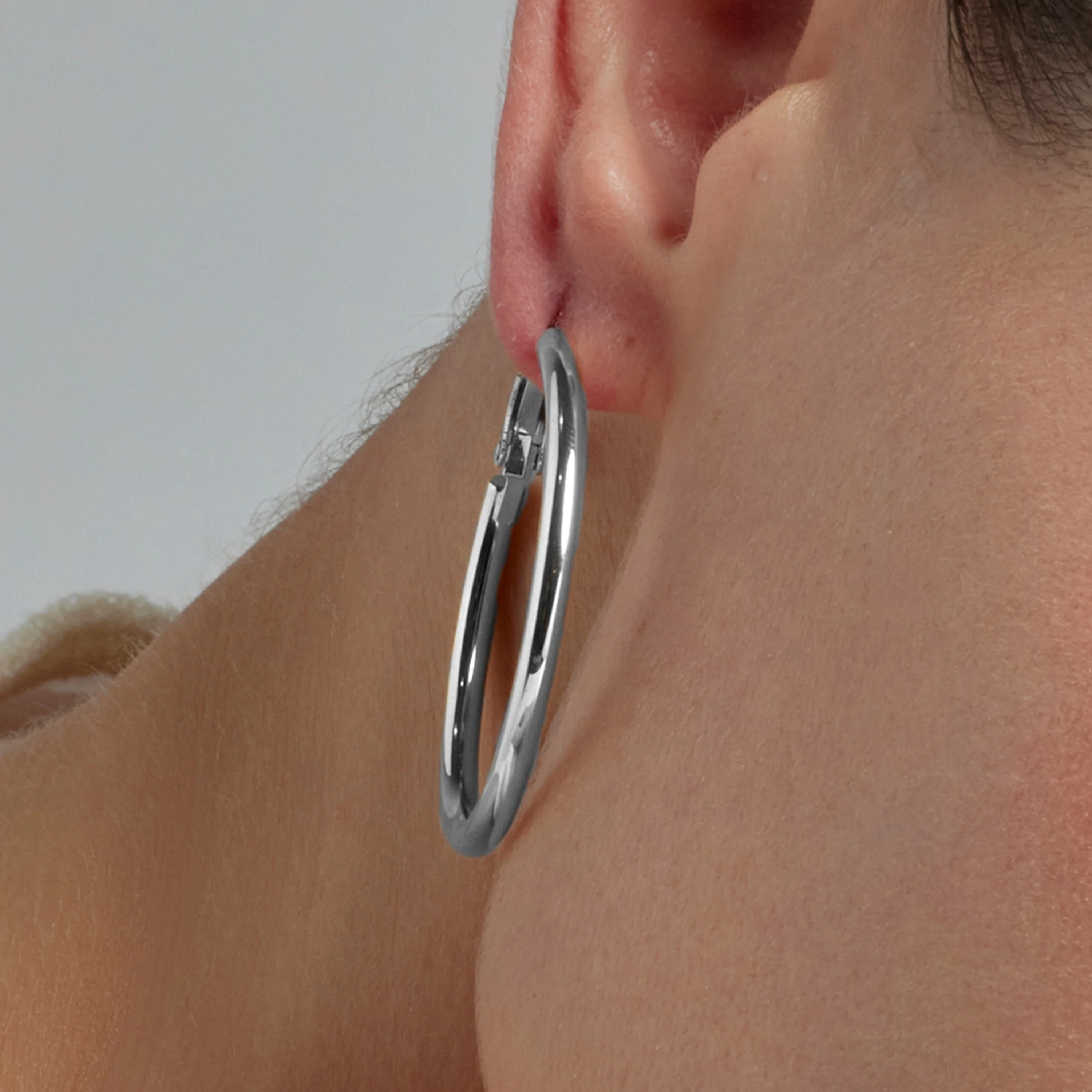 Pendientes de 40mm de diámetro acabados en rodio - Sadro - Image 4
