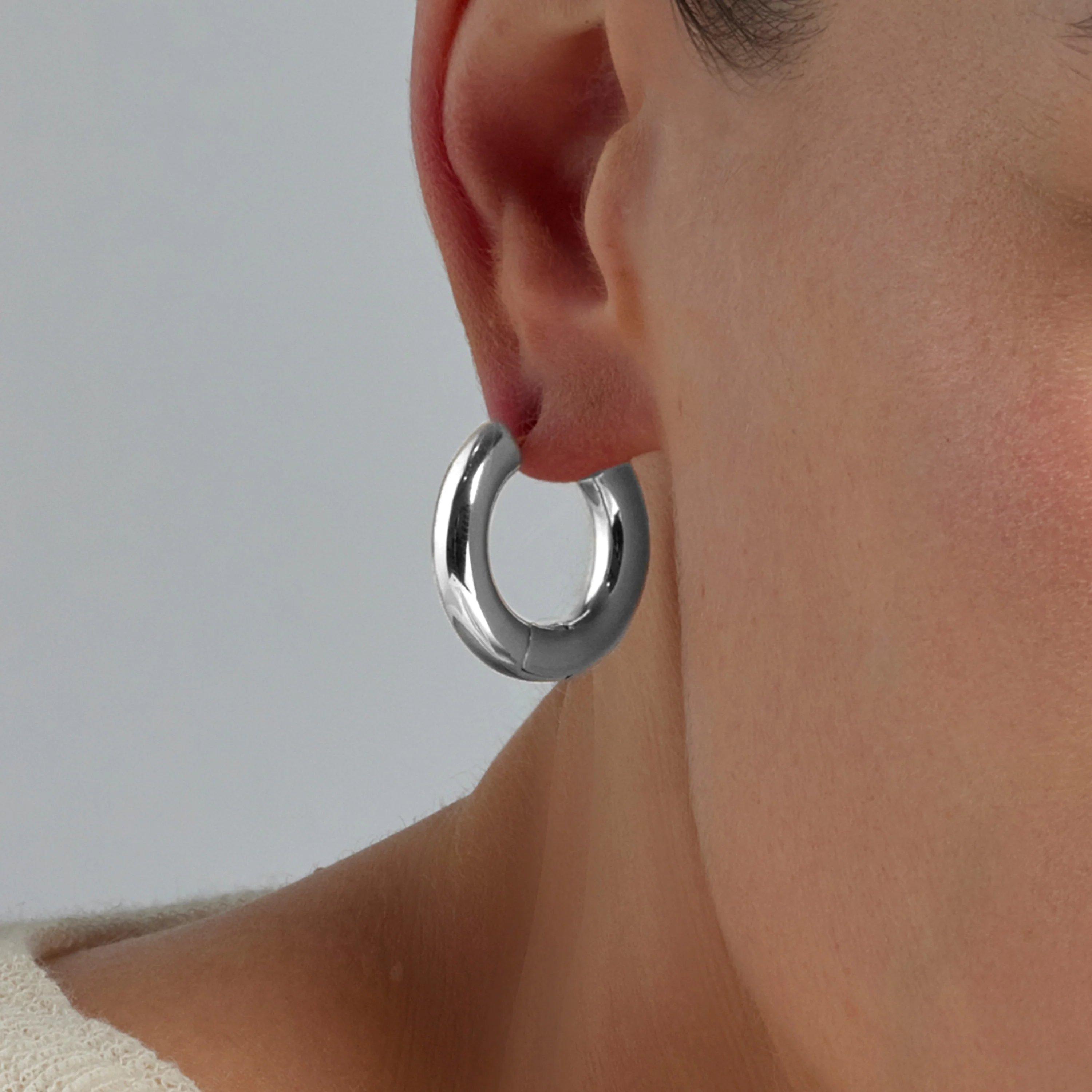 Pendientes de 24mm de diámetro acabado en rodio- Saura - Image 4