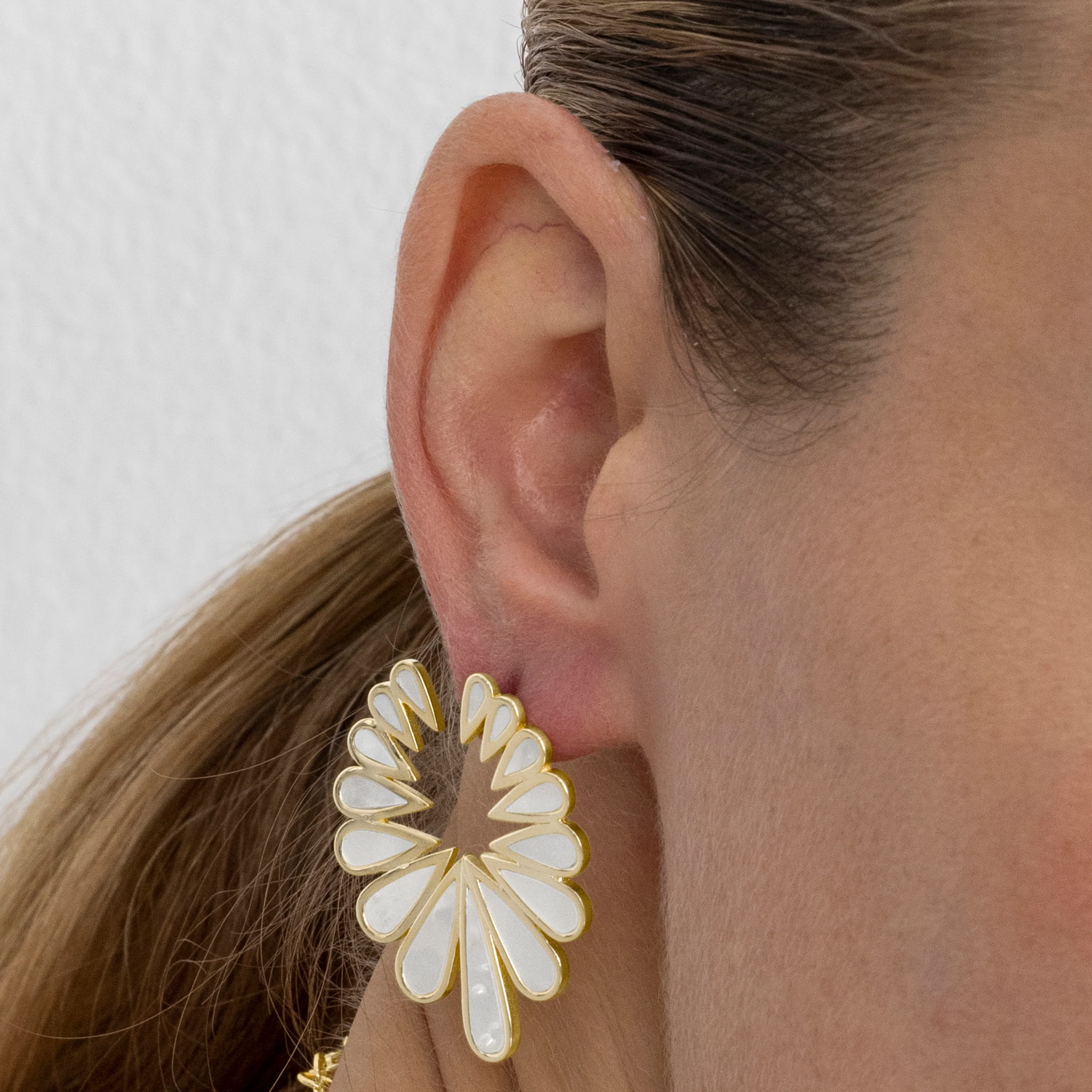 Pendientes de Plata de Ley 925 y Madreperla Blanca acabado oro 18k - Syki - Image 3