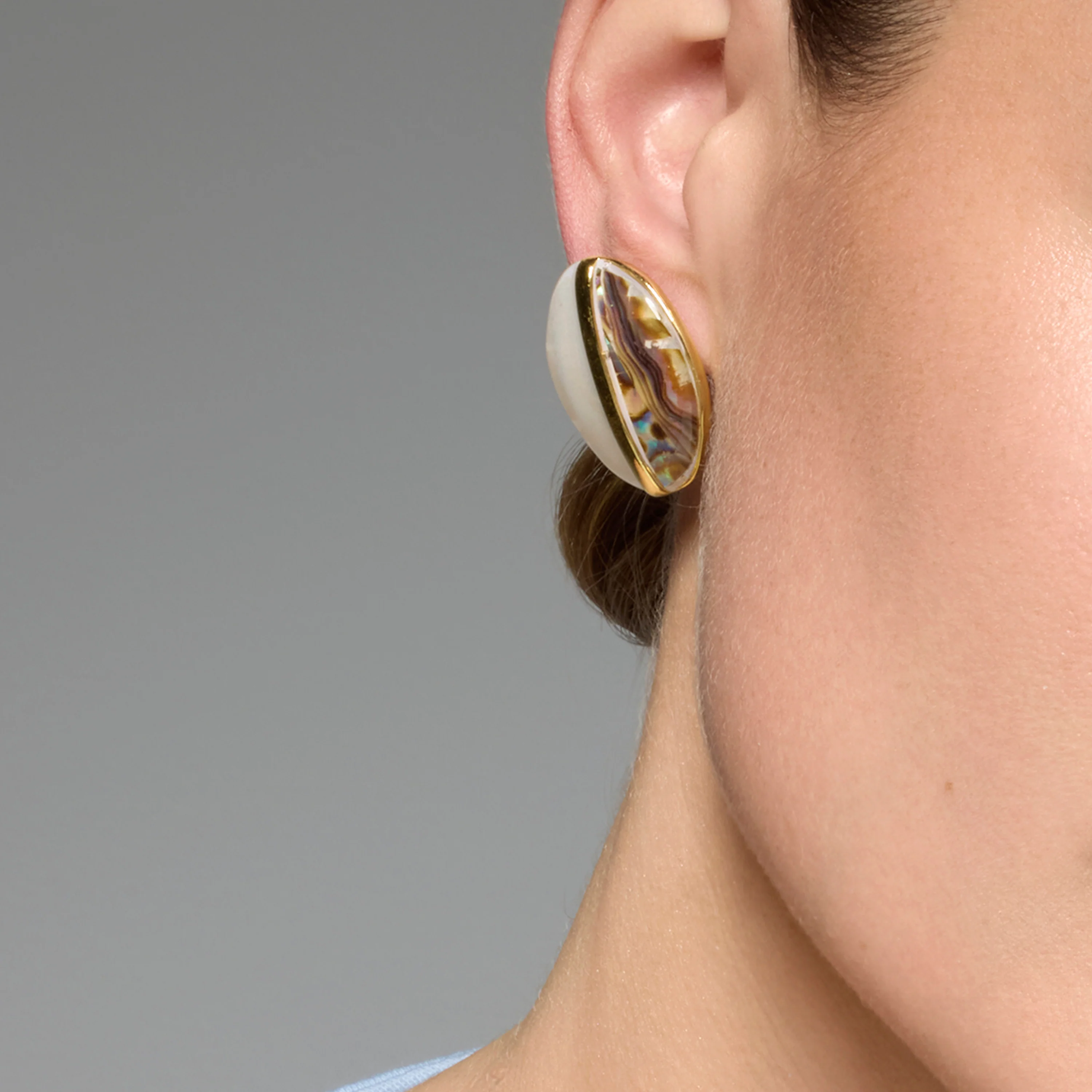 Pendientes Thisca de Madreperla Blanca acabado oro amarillo de 18k - Image 4