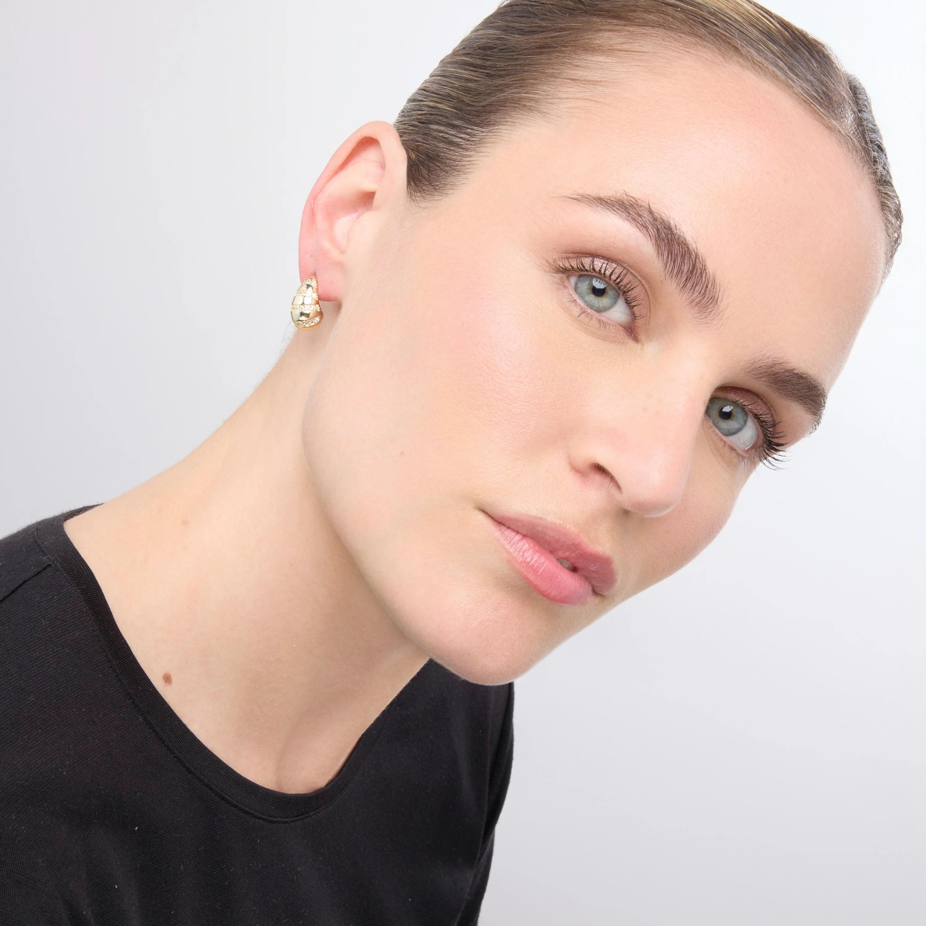 Pendientes acabado oro amarillo de 18k y Circonita Brillante - Thora - Image 2