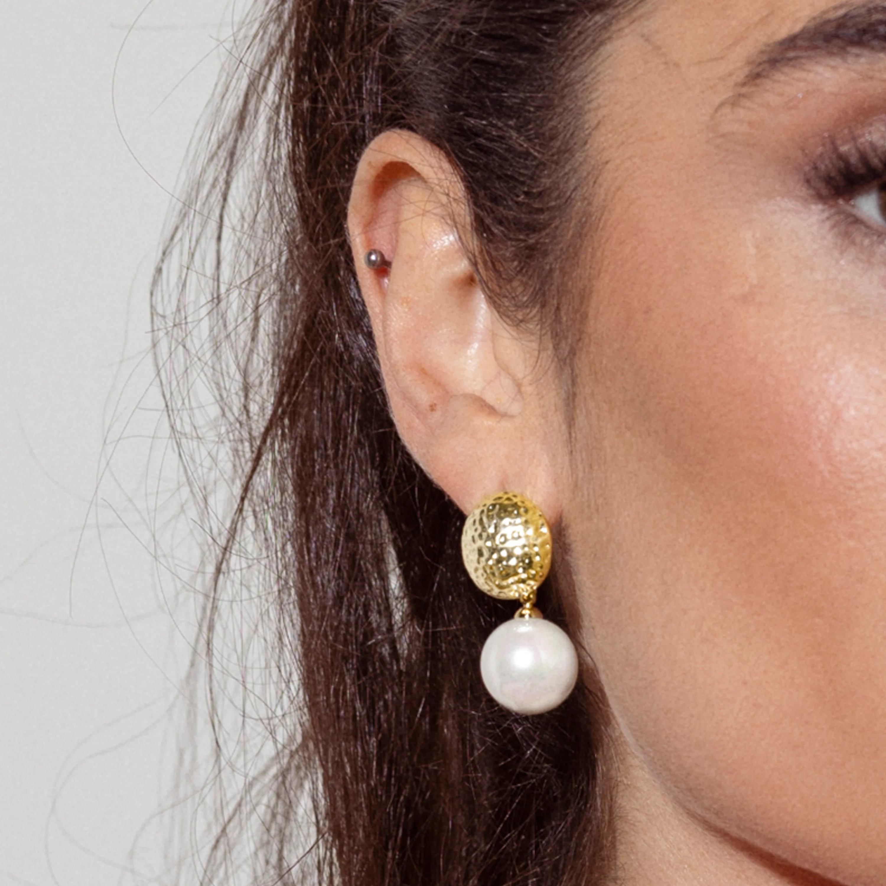 Pendientes de Perla Blanca acabados en oro amarillo 18K - Thuiry - Image 3