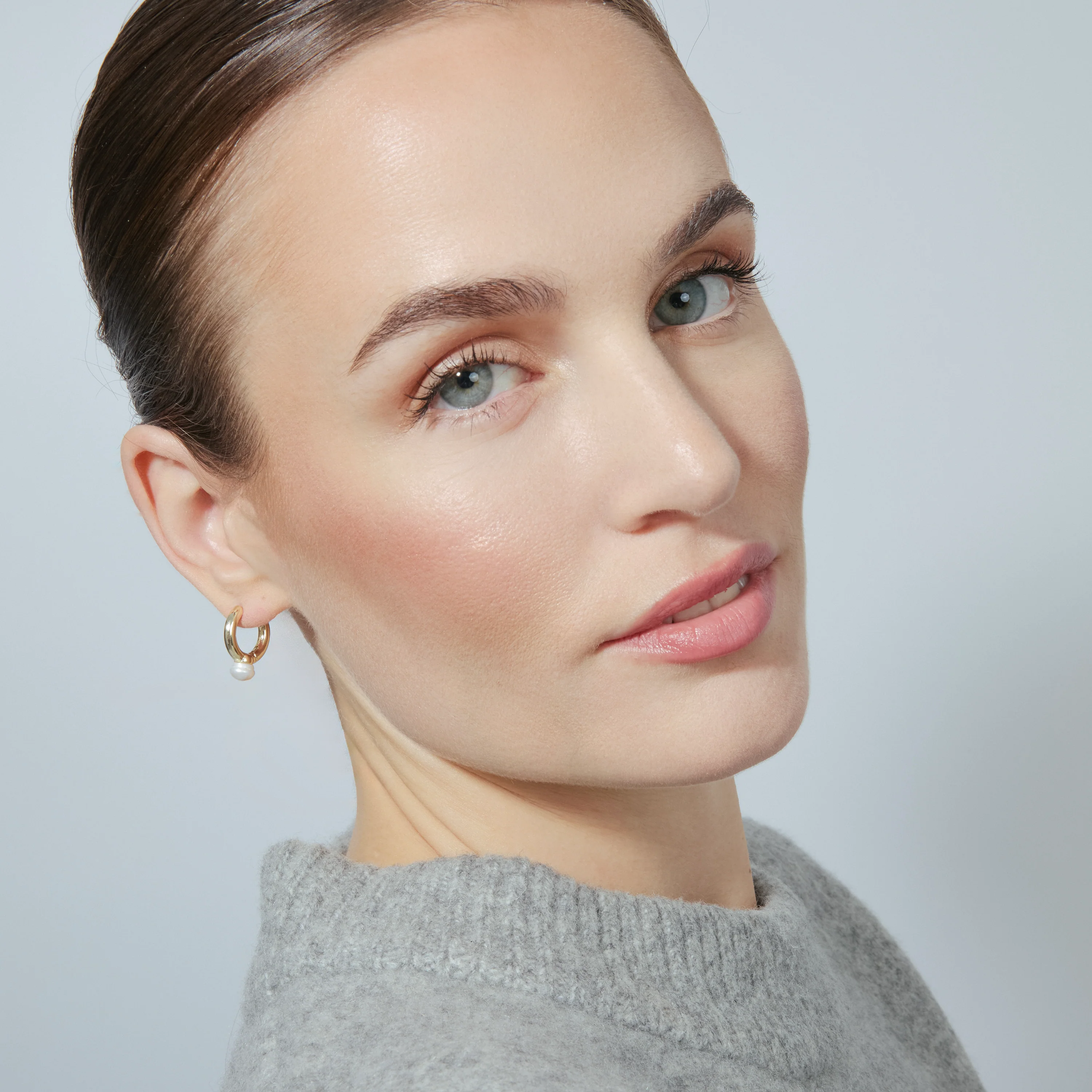 Pendientes de Perla Blanca acabados en oro amarillo 18K - Uldi - Image 2