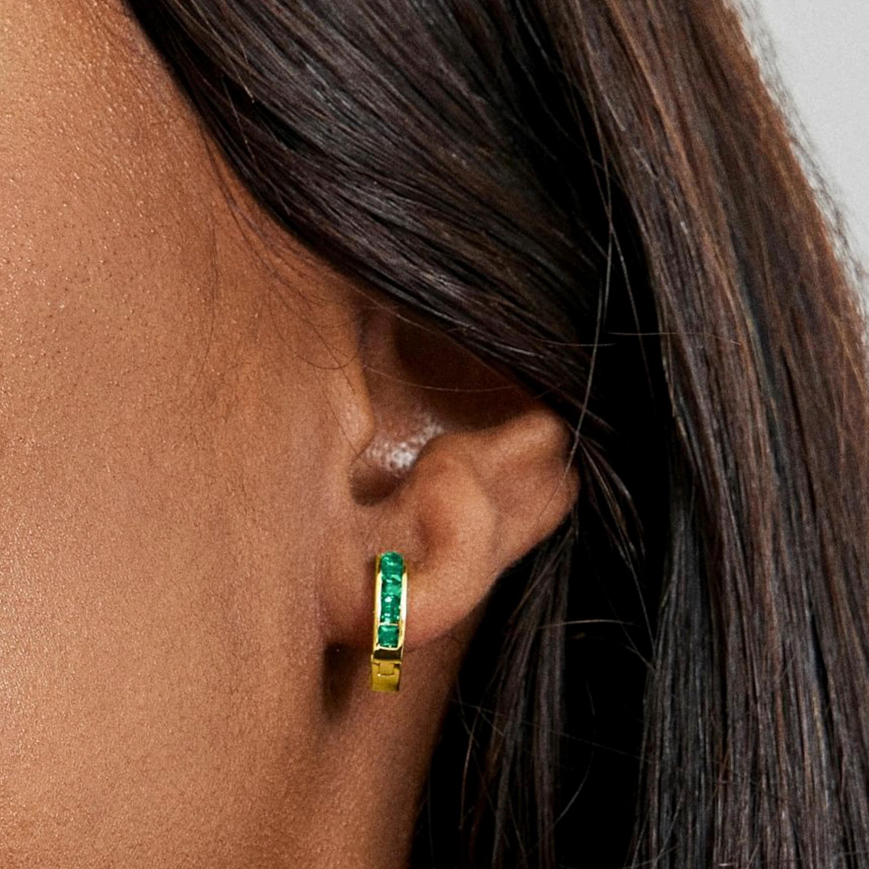 Pendientes de 9mm de diámetro con Circonita Esmeralda acabado Oro Amarillo de 18K - Wudya - Image 4