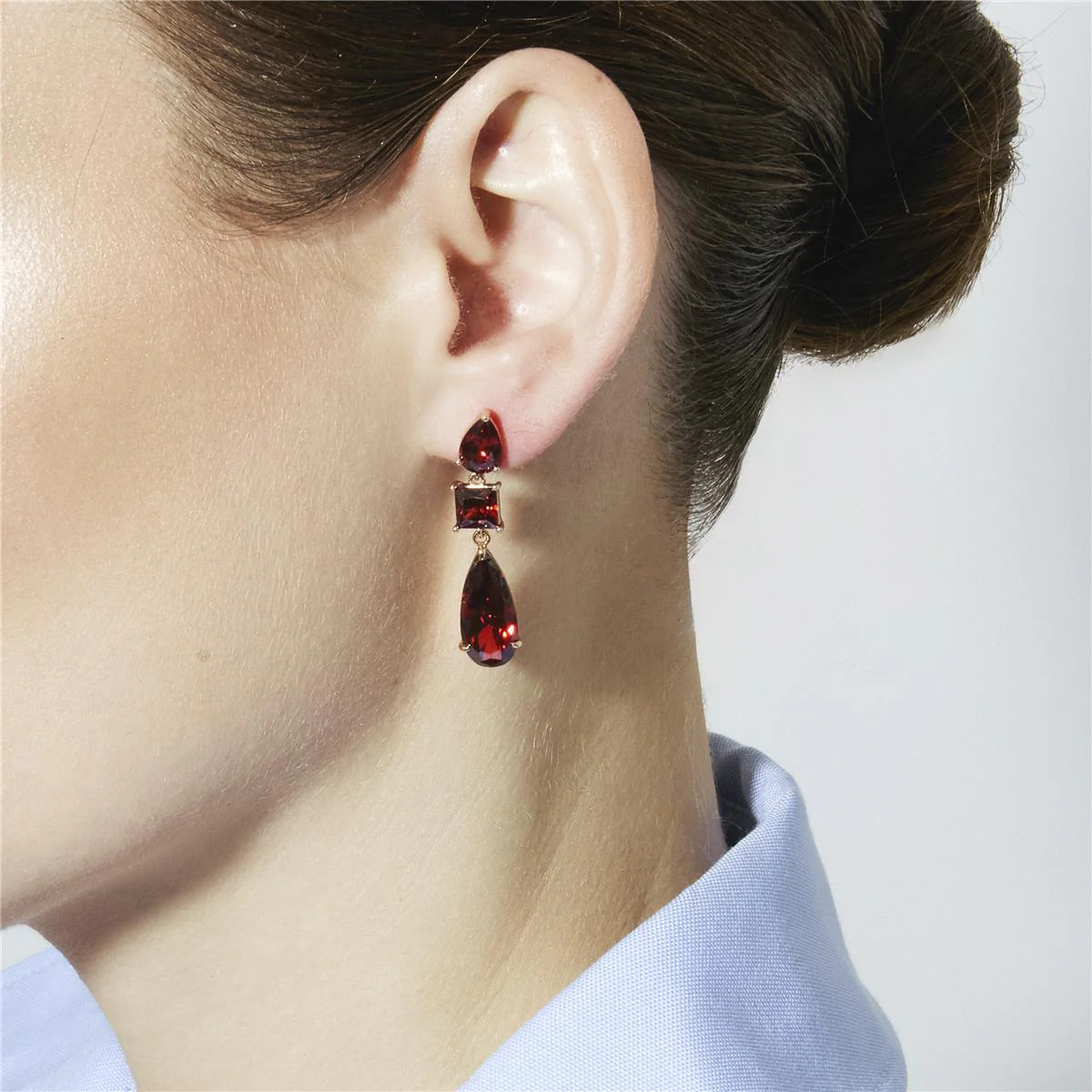 Pendientes de Circonita Rubí acabado en oro amarillo de 18k - Xakah - Image 2