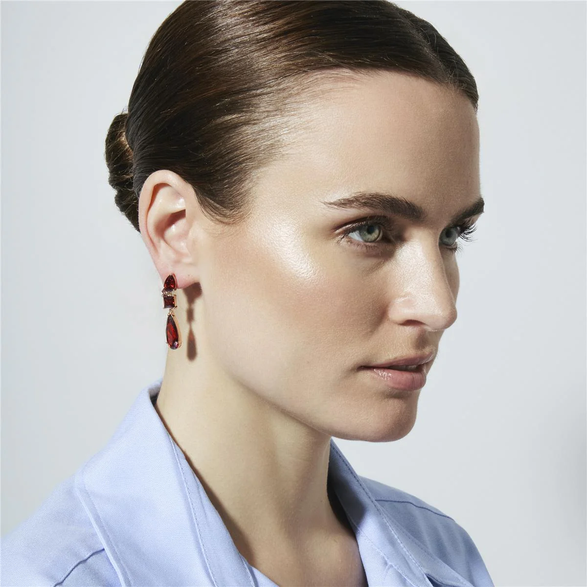 Pendientes de Circonita Rubí acabado en oro amarillo de 18k - Xakah - Image 4