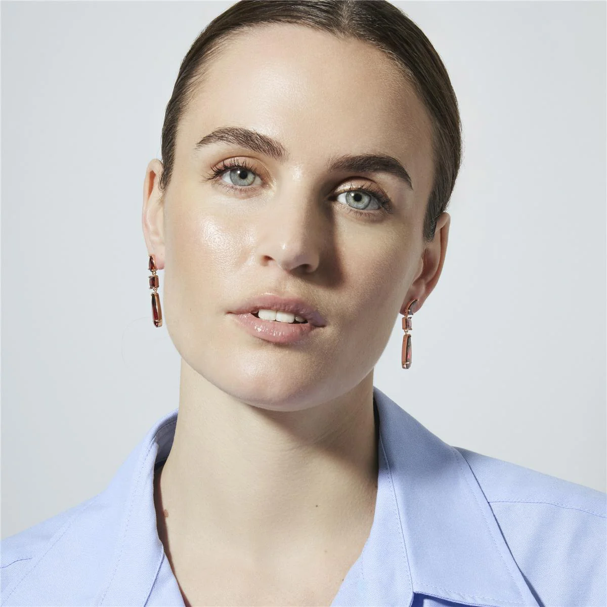 Pendientes de Circonita Rubí acabado en oro amarillo de 18k - Xakah - Image 6