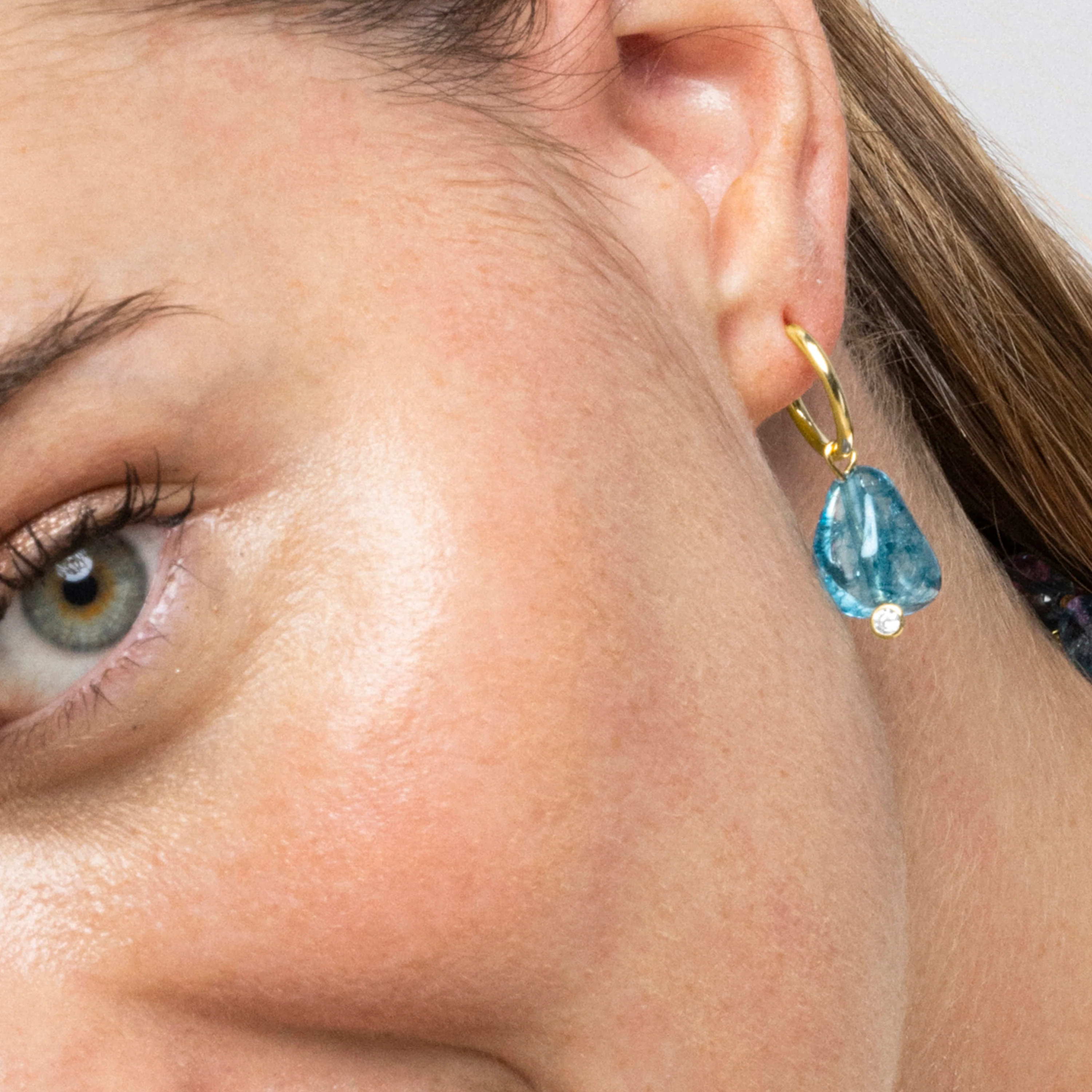 Pendientes de Plata de Ley 925 y Cristal Azul Oscuro acabado oro 18k - Xiua - Image 3